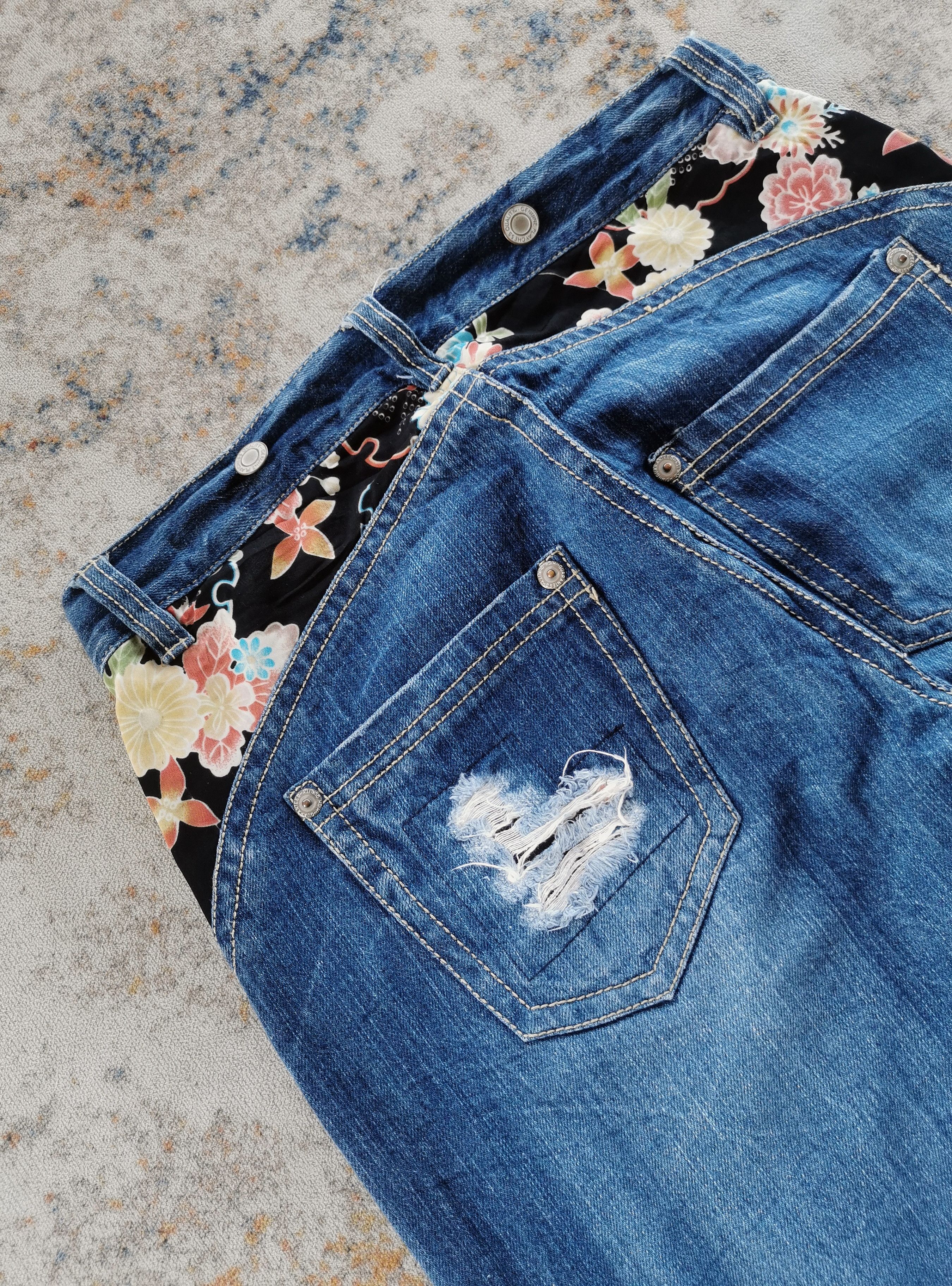 Japanese Brand Distressed Denim Jeans Floral Pattern Waistband Size US 30 / EU 46 - 6 Thumbnail
