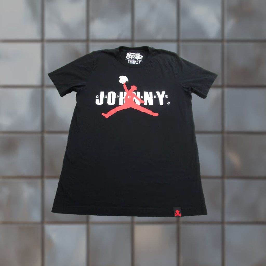 Johnny Cupcakes VINTAGE Johnny Cupcakes Black Graphic T-Shirt Mens Medium Food & Drink Parody Streetwear Size US M / EU 48-50 / 2 - 1 Thumbnail