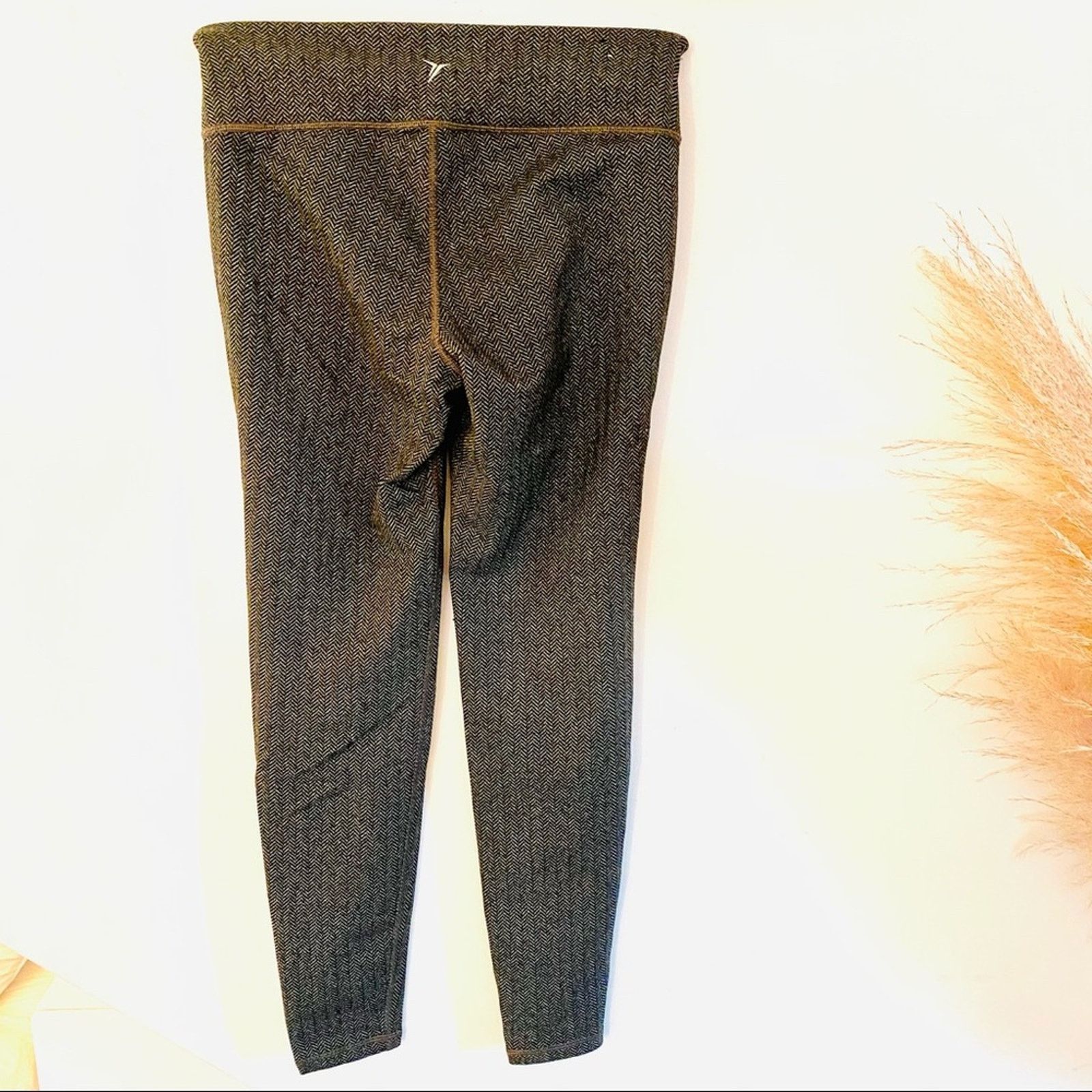 Old Navy OLD NAVY ACTIVE Grey Black Striped High Rise Ankle Leggings Size 27" / US 4 / IT 40 - 5 Thumbnail