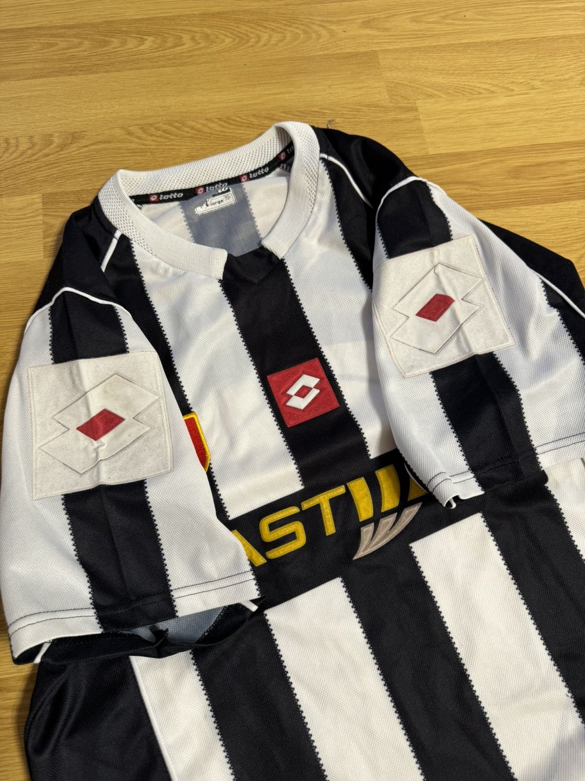 Lotto Sport × Vintage Lotto 2002-2003 Juventus FC Home (size XL) Size US XL / EU 56 / 4 - 9 Thumbnail