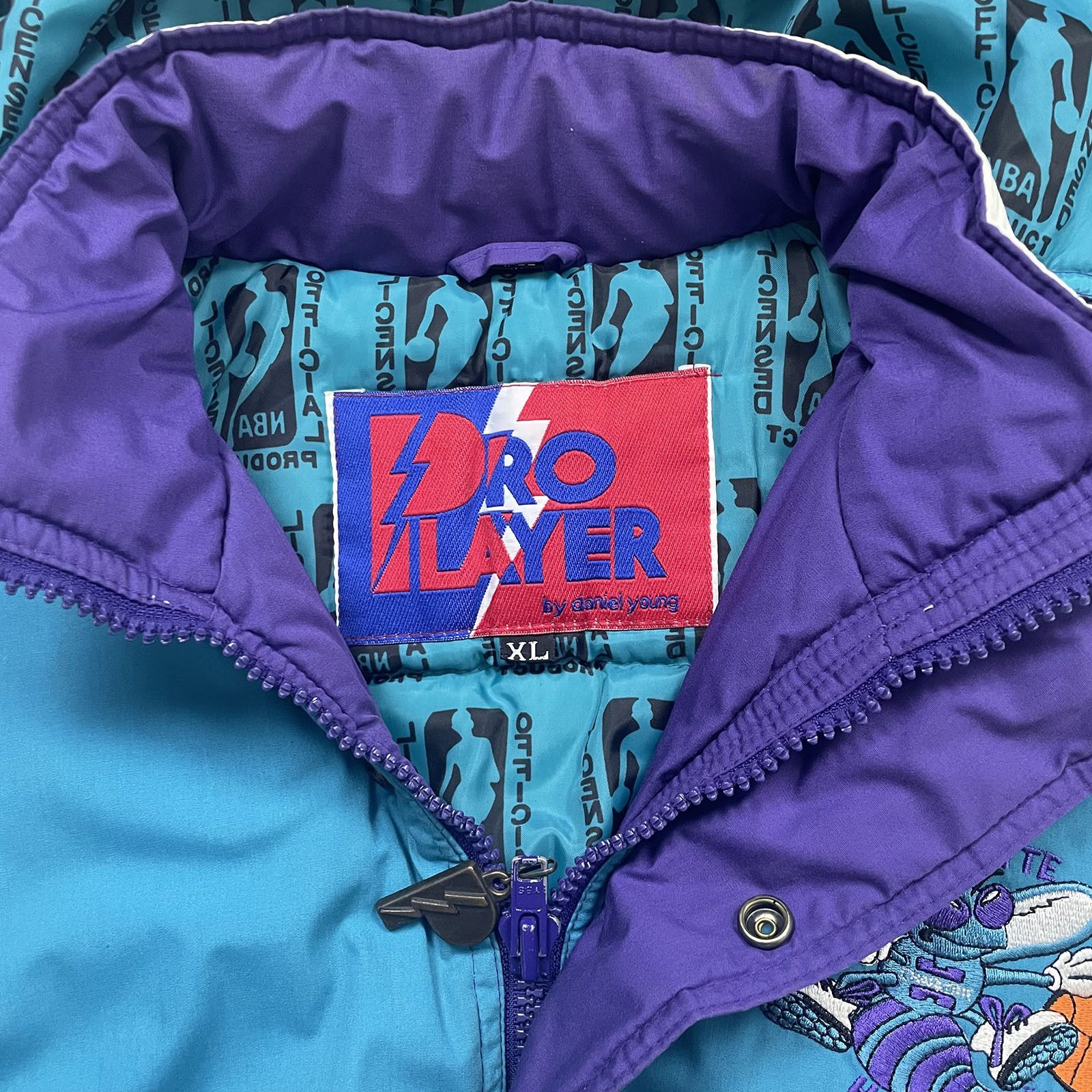 NBA × Pro Player × Vintage 90s CHARLOTTE HORNETS PRO PLAYER PUFFER JACKET HOODIE Size XL / US 12-14 / IT 48-50 - 6 Thumbnail