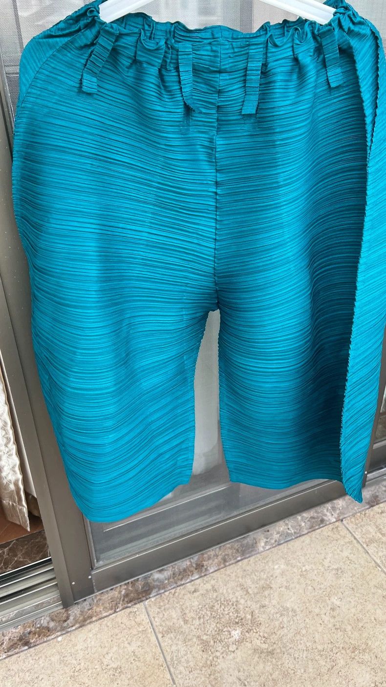 Issey Miyake Issey Miyake size:3 Green pleated shorts Size 31" - 1 Thumbnail