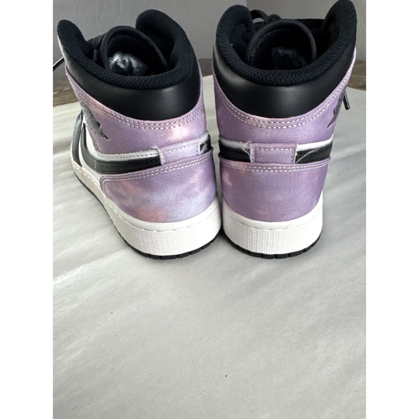 Jordan Brand Nike Air Jordan 1 Mid Bleached Coral White Black DM1200-001 6Y Womens 7.5 Shoes Size ONE SIZE - 5 Thumbnail