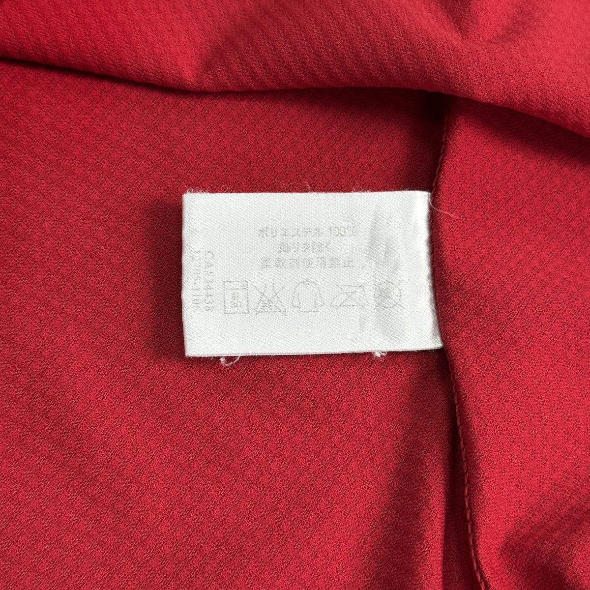 Arc'teryx Vintage Arc'teryx Arcteryx Reflective Logo Y2K Red T-Shirt Size US L / EU 52-54 / 3 - 10 Thumbnail