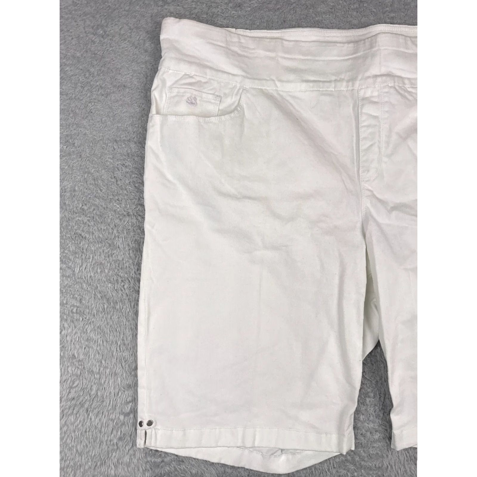 Gloria Vanderbilt VINTAGE Gloria Vanderbilt Shorts Womens Bermuda Pull On White 24W Cotton Denim 11 in 48 in Regular 5-Pocket Spring Summer Women Size 42" / US 20 - 2 Thumbnail