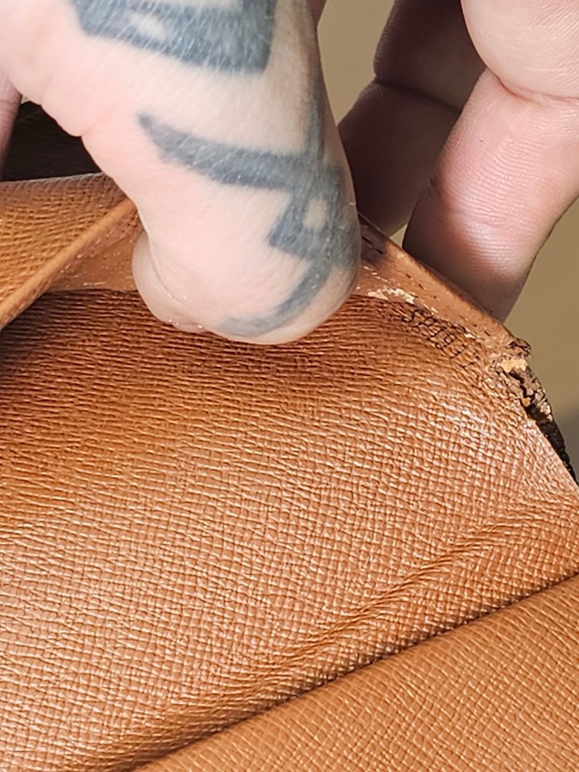 Louis Vuitton Louis vuitton crossbody wallet purse. Lv monogram. Size ONE SIZE - 8 Thumbnail