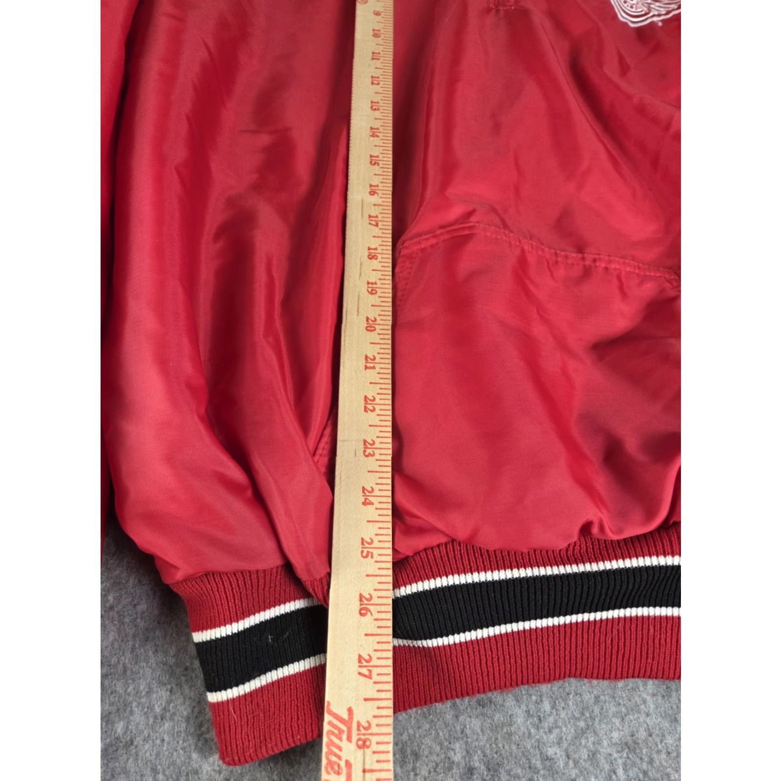 NHL VINTAGE DeLong Detroit Red Wings Windbreaker Jacket XL USA NHL Half Zip Pullover Nylon Red 90s Men Zip Regular Signature Theme: 90s (no extra text) Size US XL / EU 56 / 4 - 7 Thumbnail