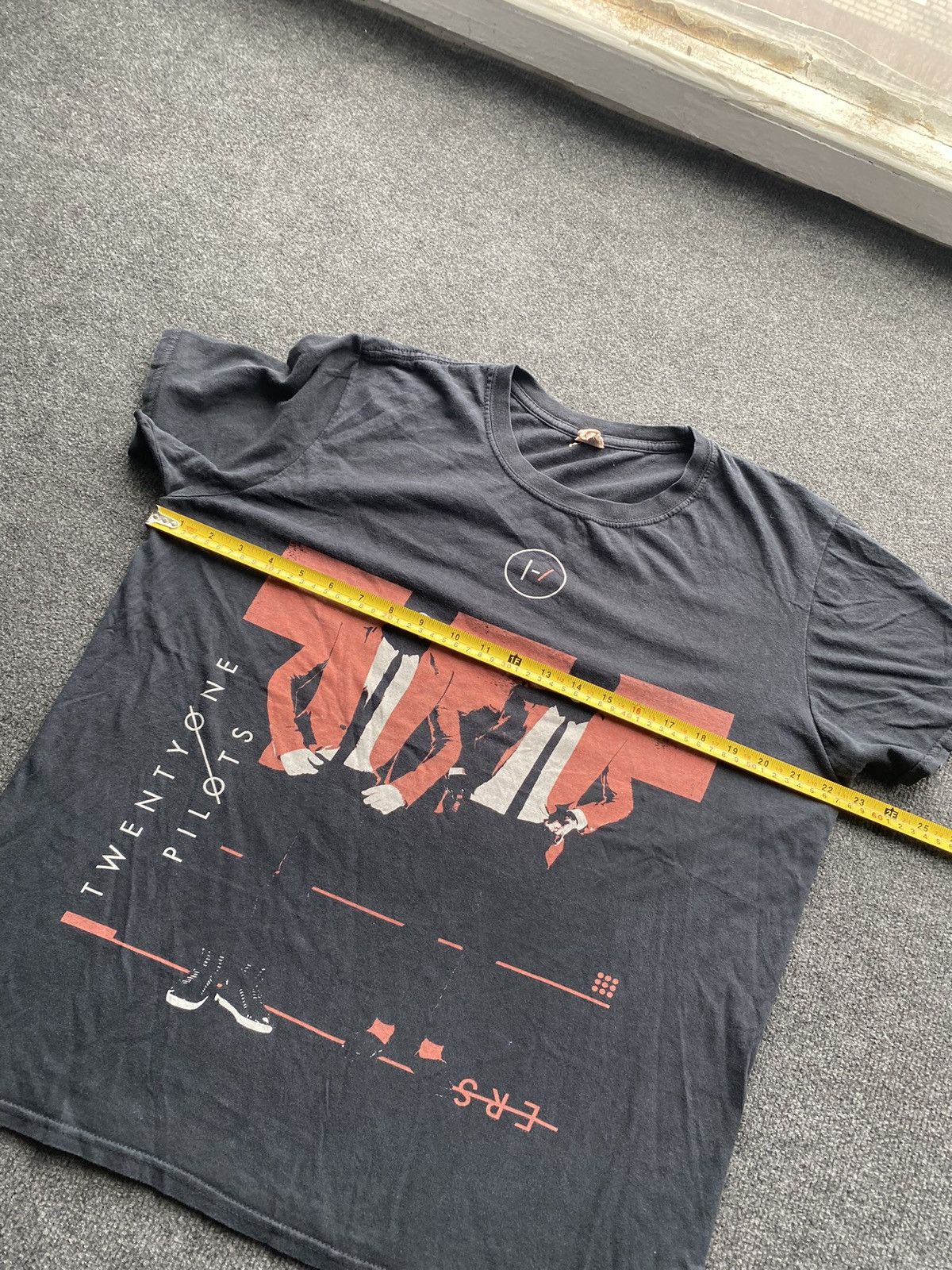 Gildan 🔥Twenty One Pilots Band Tour Tee Men L 2016 Europe Size US L / EU 52-54 / 3 - 4 Thumbnail