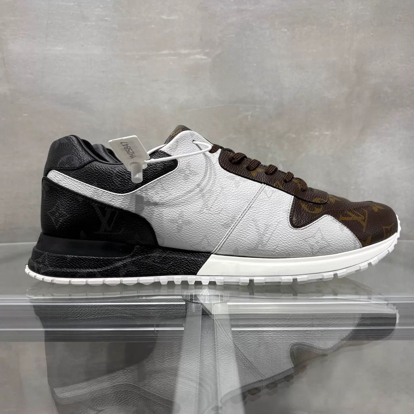 Louis Vuitton LV Run Away Monogram White Brown UK9.5 43.5 Shoes Size US 10.5 / EU 43-44 - 4 Thumbnail
