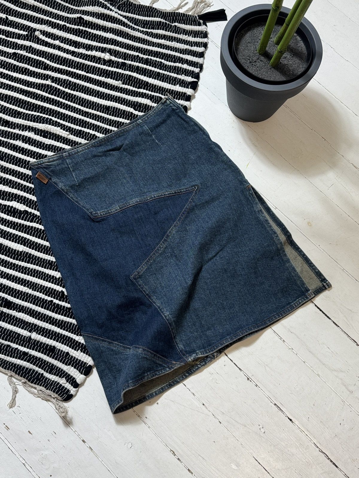 Moschino VINTAGE MOSCHINO 2000s STAR MIDI DENIM SKIRT Size 28" / US 6 / IT 42 - 1 Thumbnail