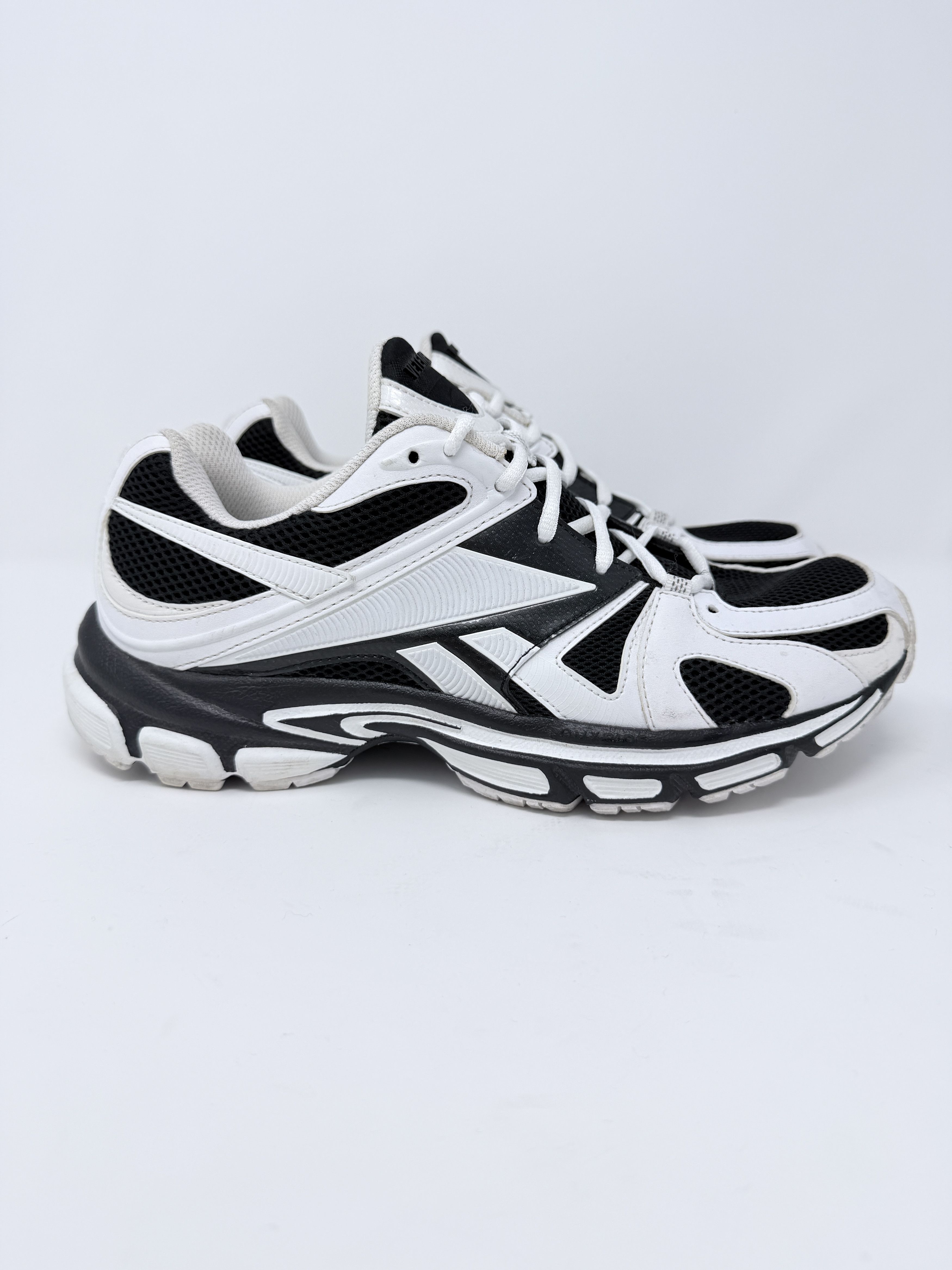 Reebok × Vetements Vetements Reebok Spike Runner 200 Black White Size US 9.5 / EU 42-43 - 2 Thumbnail