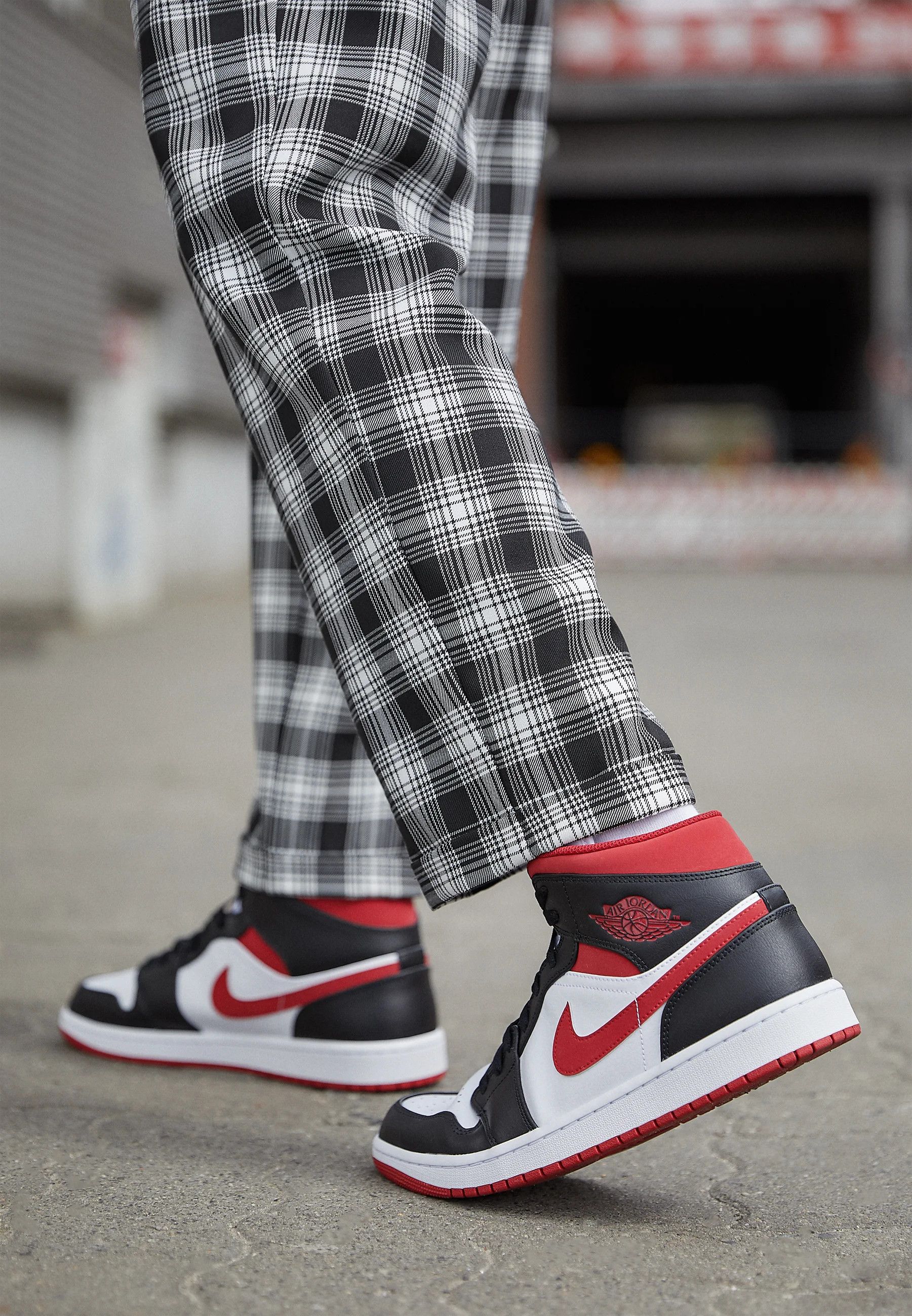 Jordan Brand Nike Air Jordan 1 Mid "White/Gym Red" Young Sneakers Casual Size US 5 / EU 37 - 2 Thumbnail