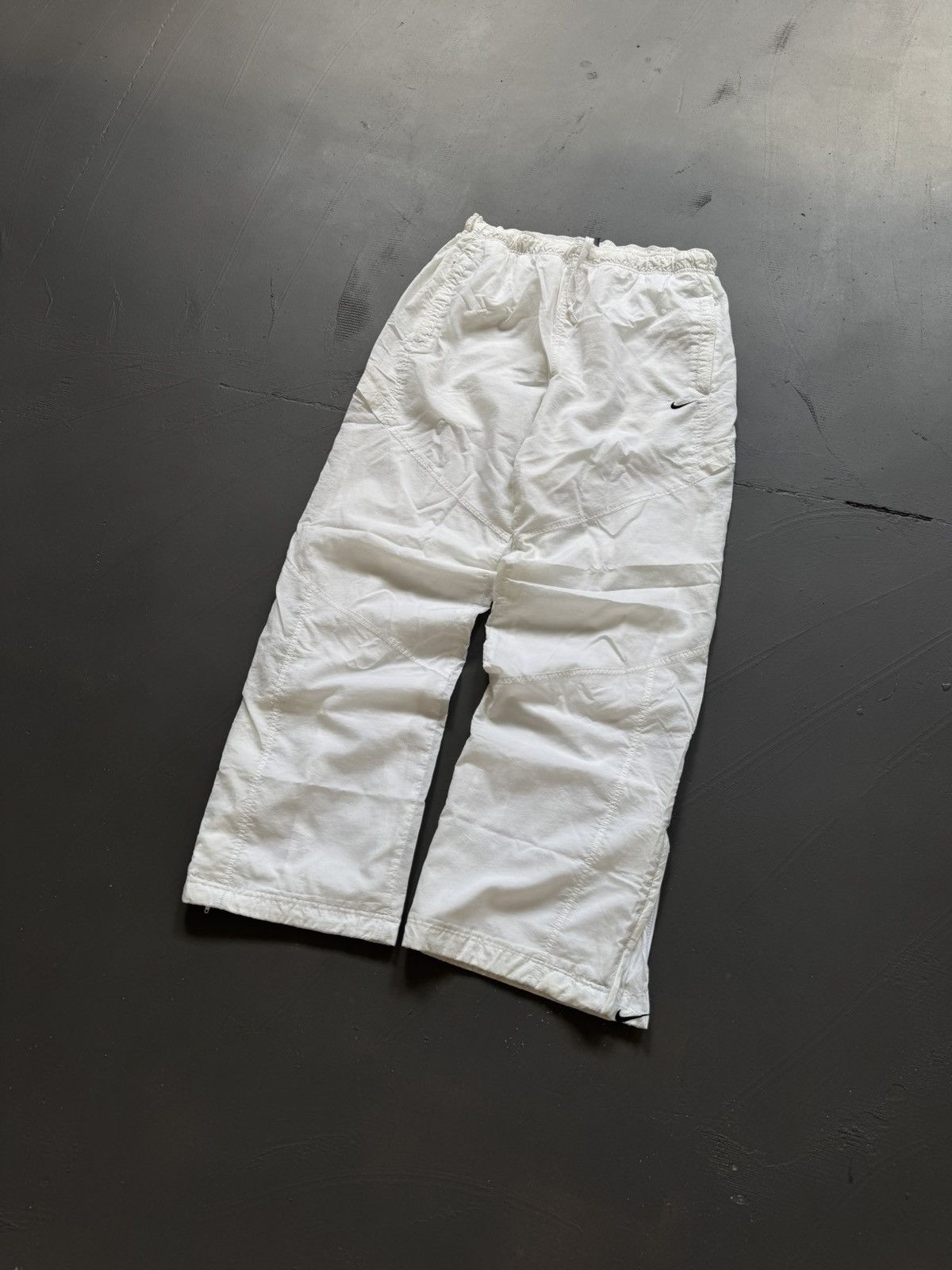 Vintage NIKE VINTAGE BASIC LOGO OVERSIZE BAGGY PANTS Size US 34 / EU 50 - 1 Thumbnail