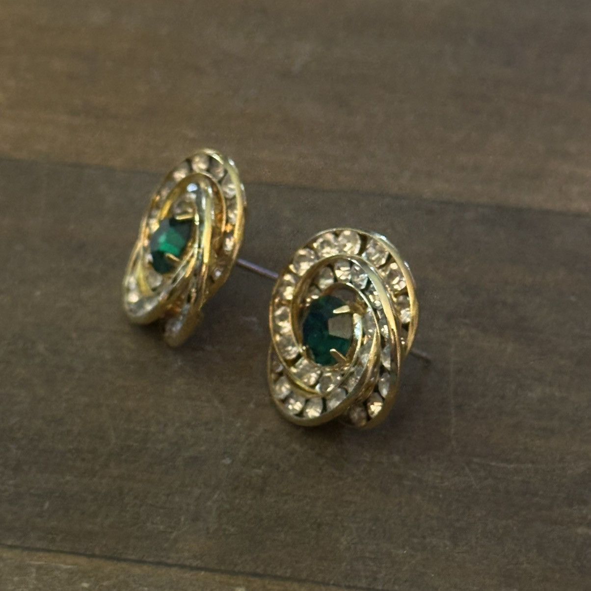 Other Gold tone swirly emerald and rhinestones post earrings Size ONE SIZE - 6 Thumbnail
