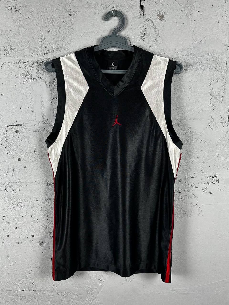 Jordan Brand × Nike × Vintage Nike Tank Top Jordan Vintage Mini Center Logo Y2k Style Size US S / EU 44-46 / 1 - 1 Thumbnail