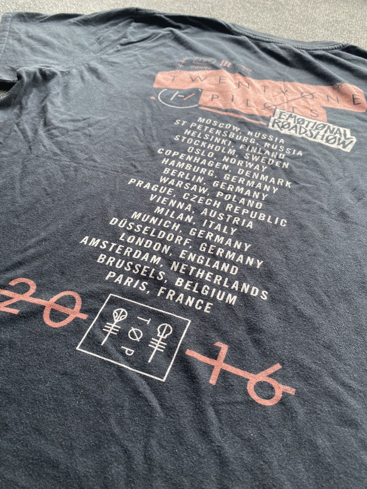 Gildan 🔥Twenty One Pilots Band Tour Tee Men L 2016 Europe Size US L / EU 52-54 / 3 - 10 Thumbnail