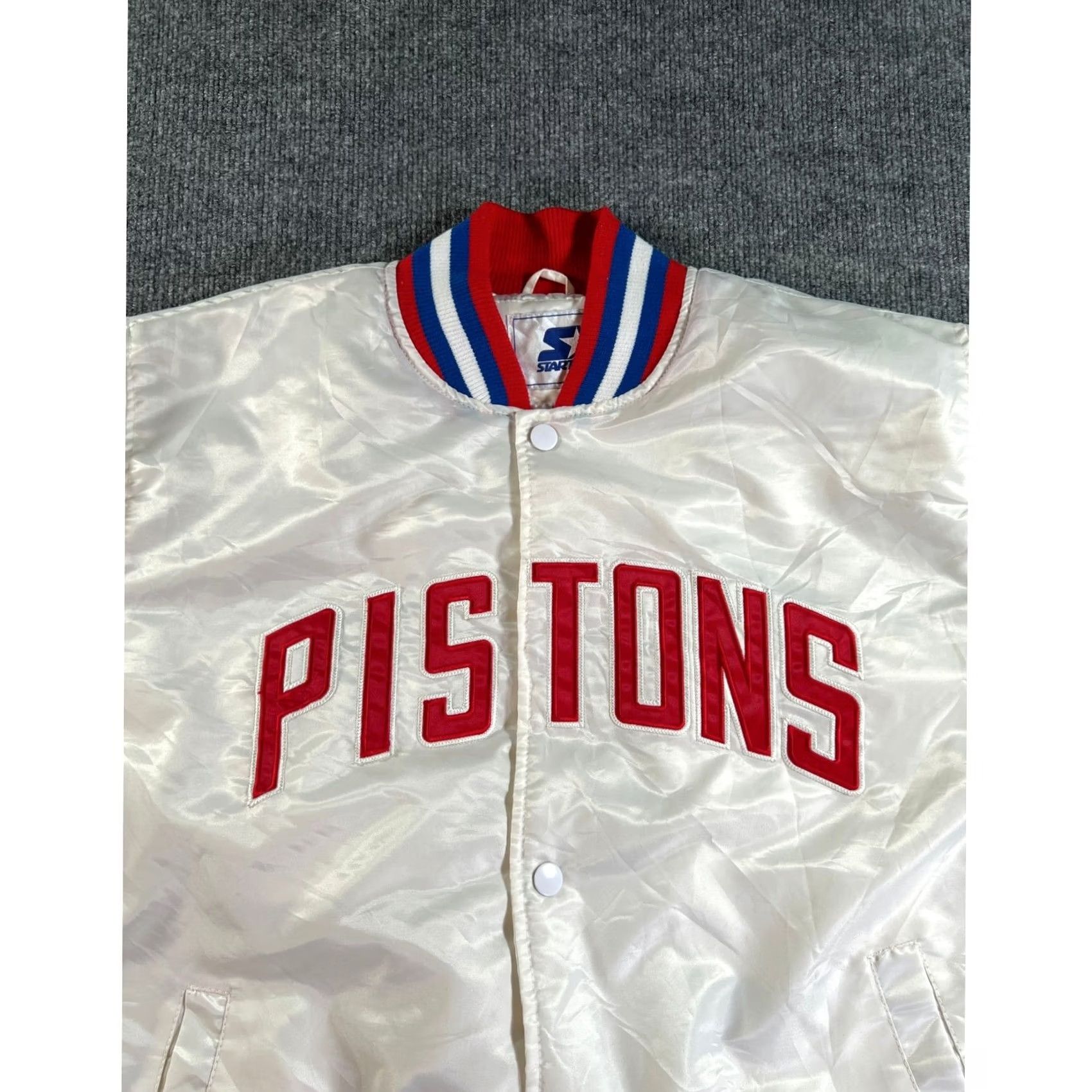 Starter VINTAGE Starter Detroit Pistons Jacket Mens 2XL White Satin Varsity Slim Fit Snap Embroidered Logo Quilted Pockets Basketball 90s Hip Hop Streetwear" Size US XXL / EU 58 / 5 - 5 Thumbnail