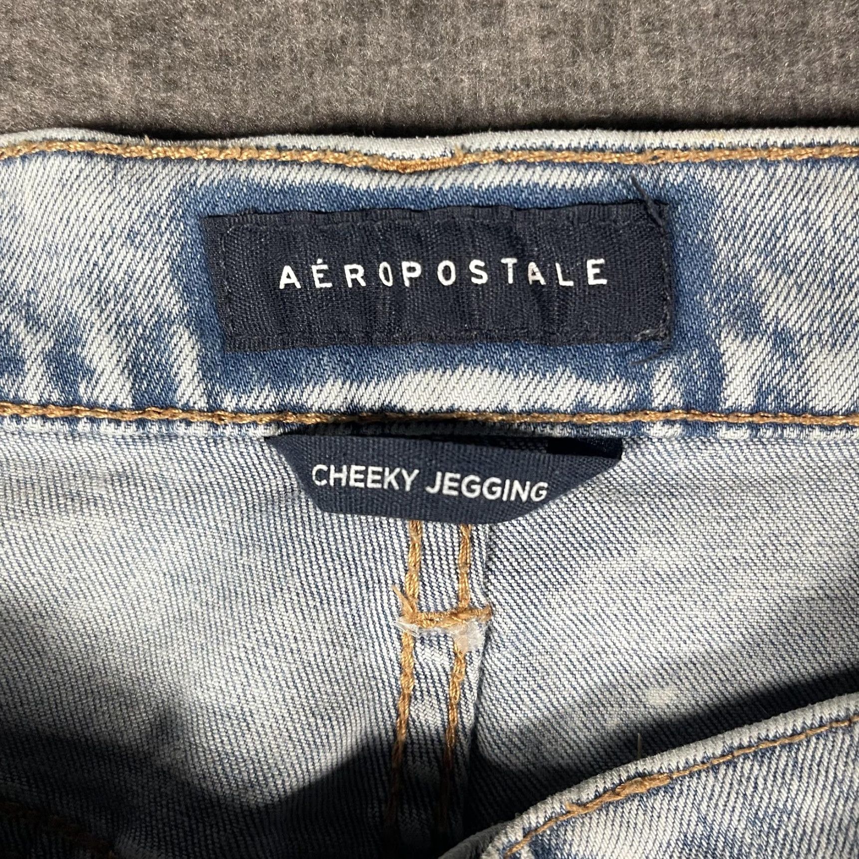Vintage VINTAGE? No. Aeropostale Jeans Womens 14 Light Wash Cheeky Jegging Distressed Ripped Skinny Size 36" / US 14 / IT 50 - 5 Thumbnail