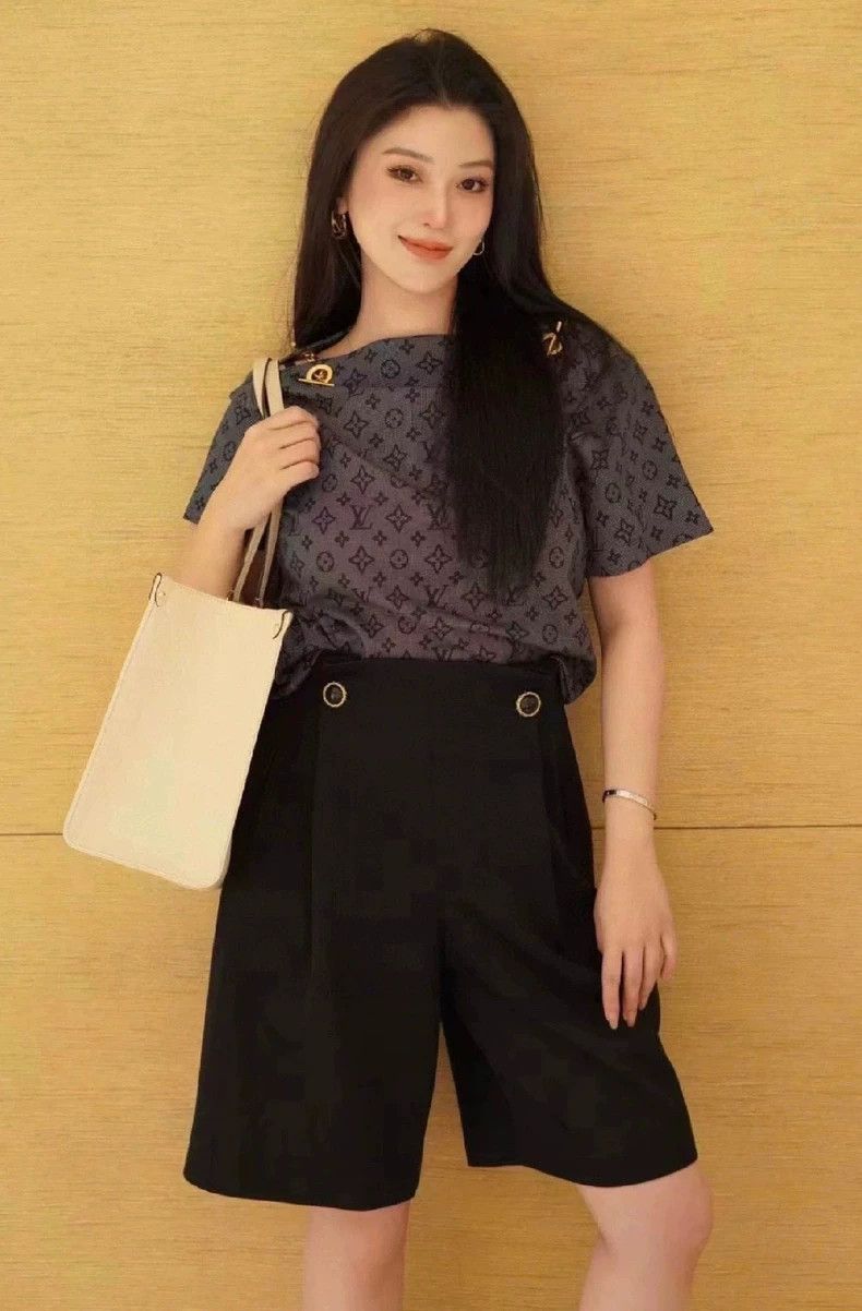Louis Vuitton LV Solid Pleated Wool Shorts - dmc Size US 34 / EU 50 - 1 Thumbnail