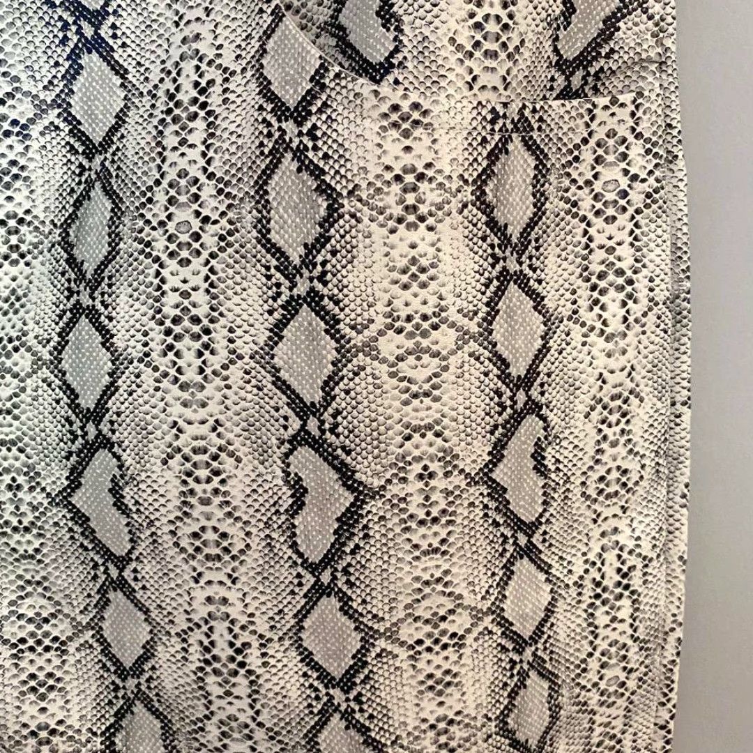 PrettyLittleThing PRETTYLITTLETHING Women's Gray Snake Print Faux Leather Slim Leg Trousers 10 Regular Size 32" / US 10 / IT 46 - 4 Thumbnail