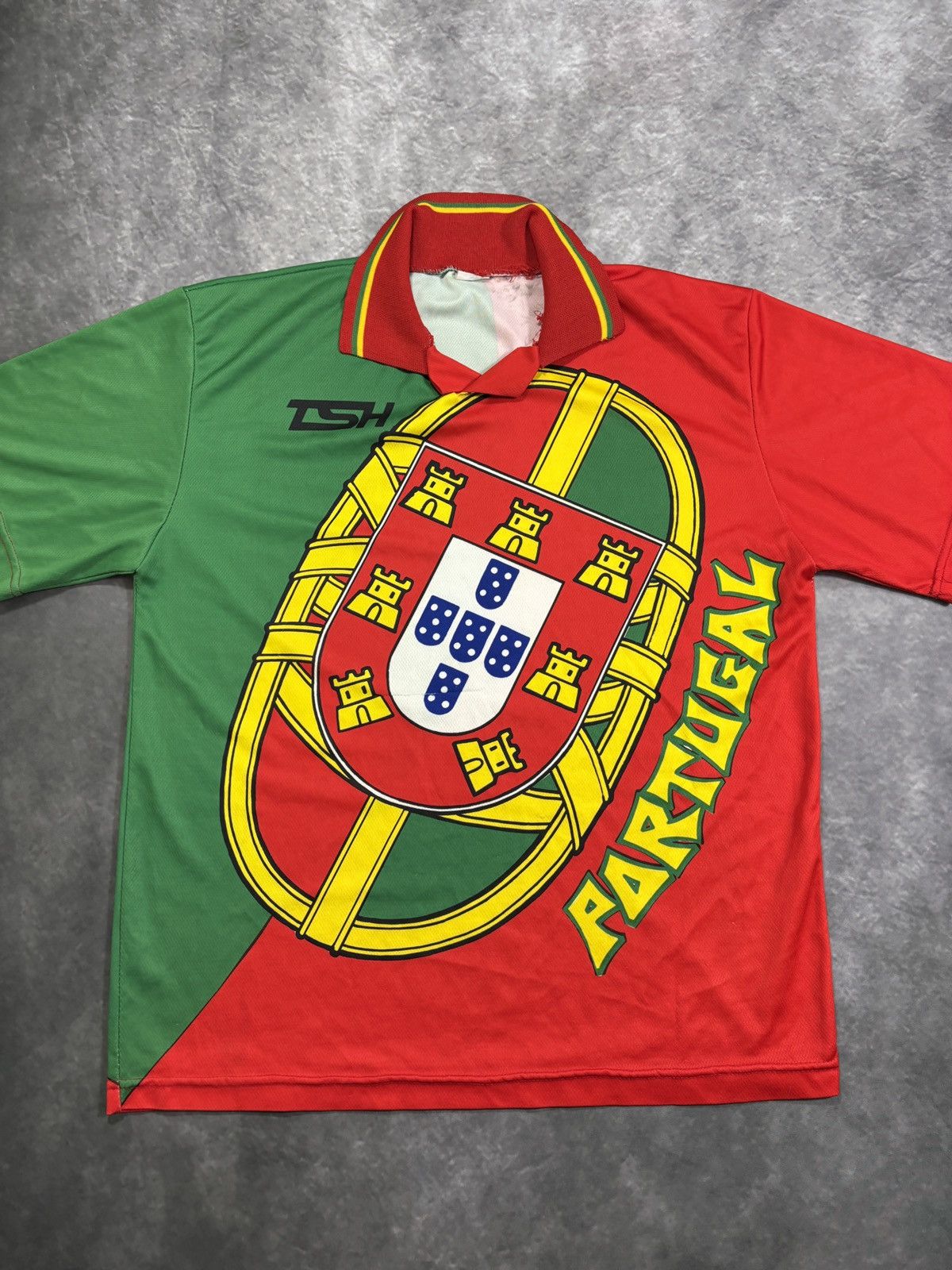 Vintage Vintage Portugal Soccer Jersey Collar All Over Print 2000s S Size US M / EU 48-50 / 2 - 6 Thumbnail