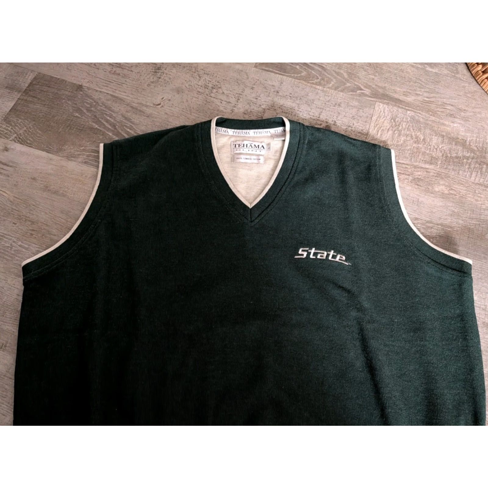 Vintage VINTAGE Tehama MSU Spartans Sweater Vest Size L Green NCAA Basketball 90s Mens Size US L / EU 52-54 / 3 - 4 Thumbnail