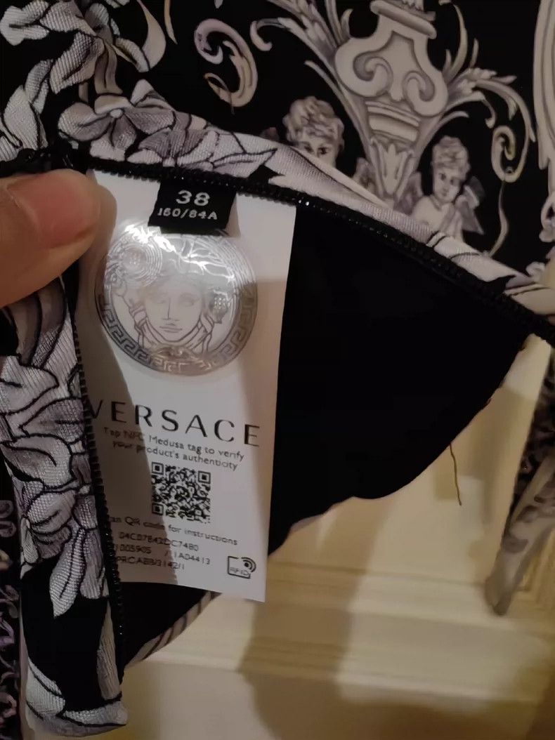 Versace Versace Color-block graphic-print cropped base layer Size S / US 4 / IT 40 - 5 Thumbnail