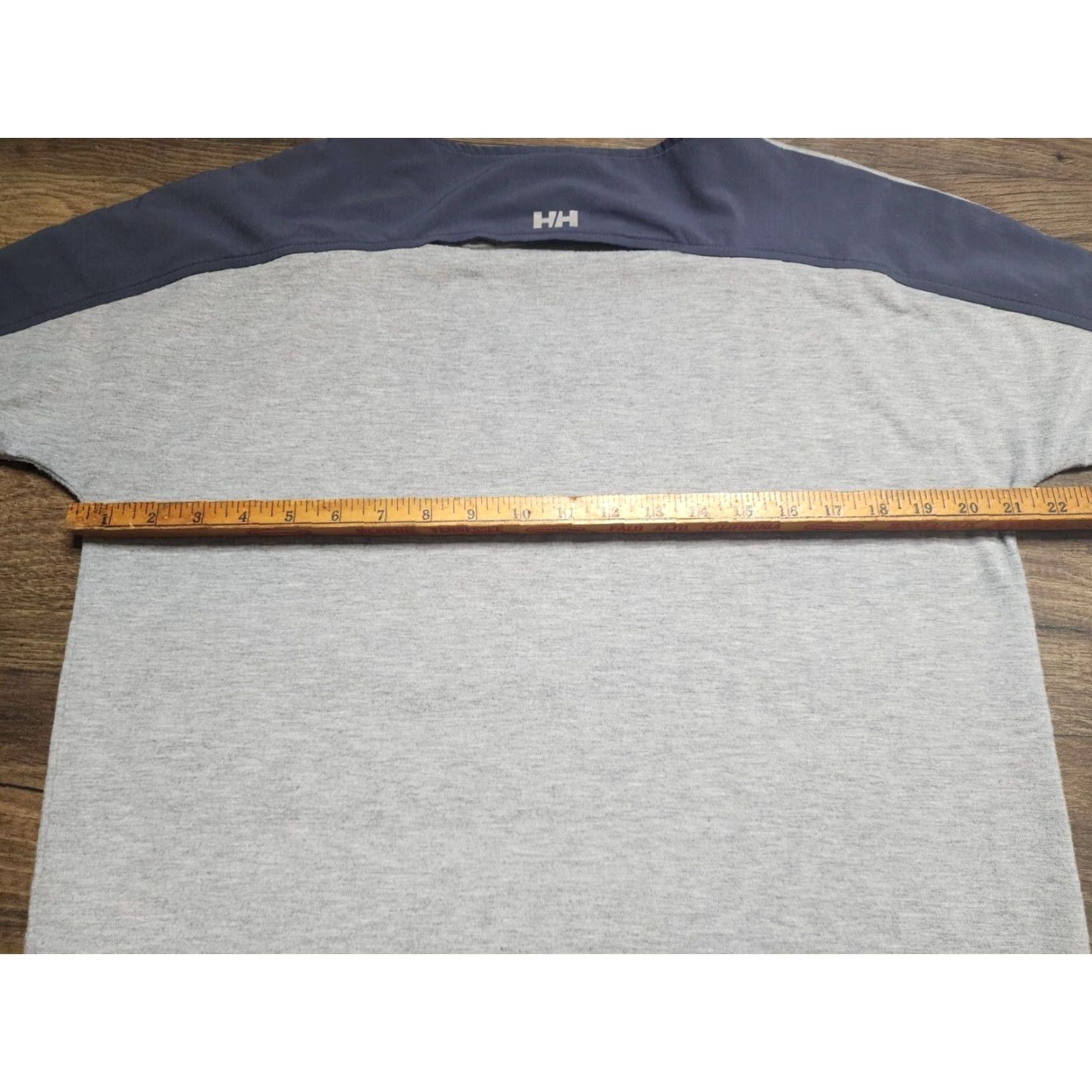 Helly Hansen Helly Hansen Womens L Vented Back T Shirt Shirt Womens L Gray Short Sleeve Activewear Fitness & Yoga 90s/2000s? Size L / US 10 / IT 46 - 3 Thumbnail