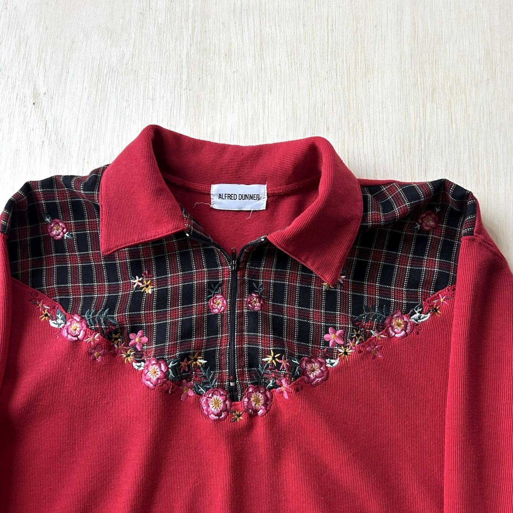 Vintage Alfred Dunner Womens Large Red Floral Embroidered Zip Long Sleeve Polo Shirt Size L / US 10 / IT 46 - 2 Thumbnail