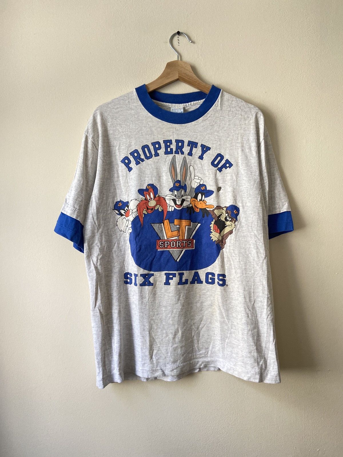 Vintage Vintage 90’s Looney Tunes Baseball Six Flags tee shirt | Grailed