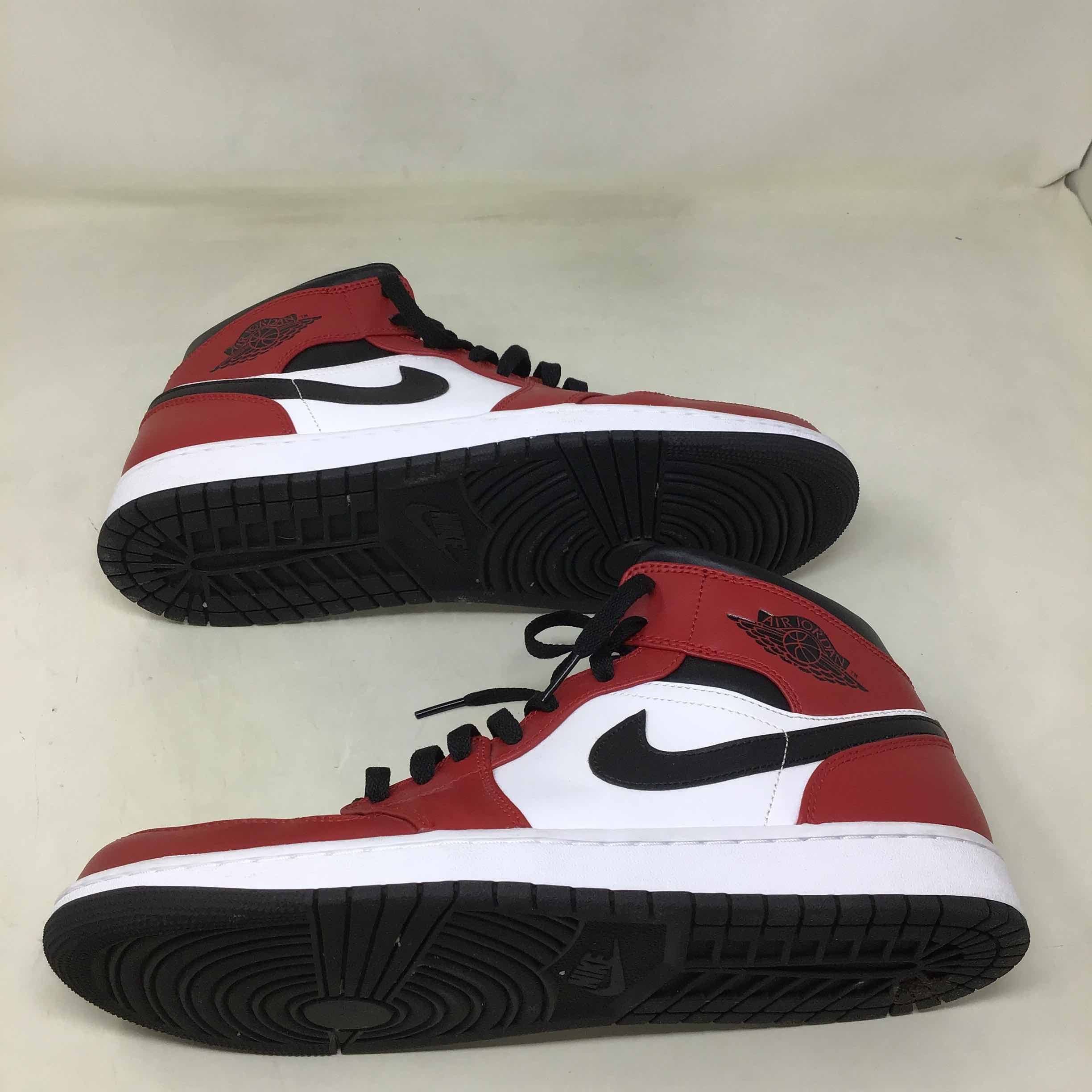 Air Jordan Mid Chicago Black Toe