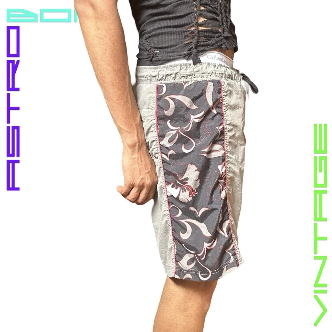Vintage VINTAGE 90S GRAY HIBISCUS PATTERN SWIM SHORTS _ LARGE Size US 34 / EU 50 - 4 Thumbnail