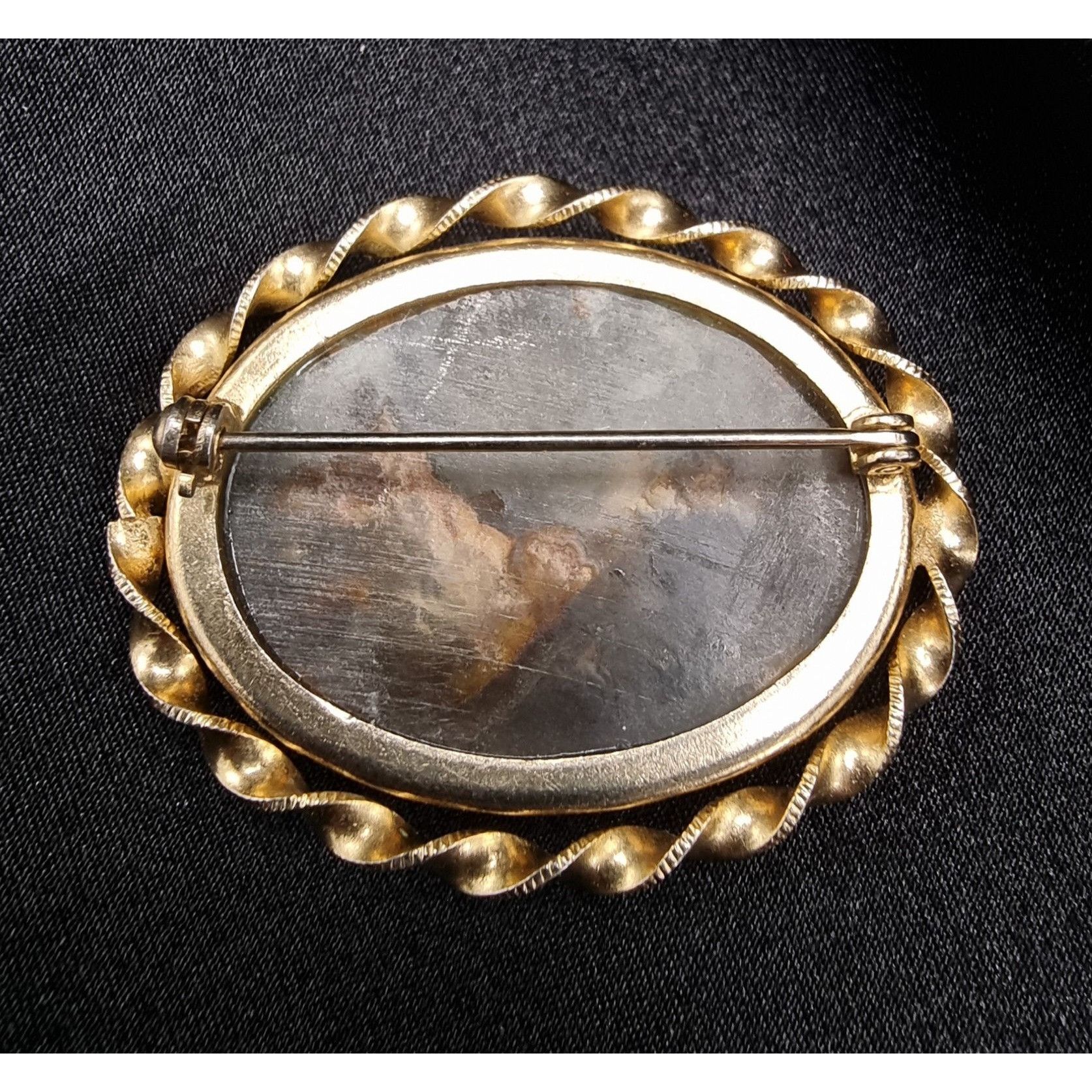 Vintage Rare Find Vintage 1930s-1940s Oval Gold Tone Brooch With Aga Size ONE SIZE - 6 Thumbnail