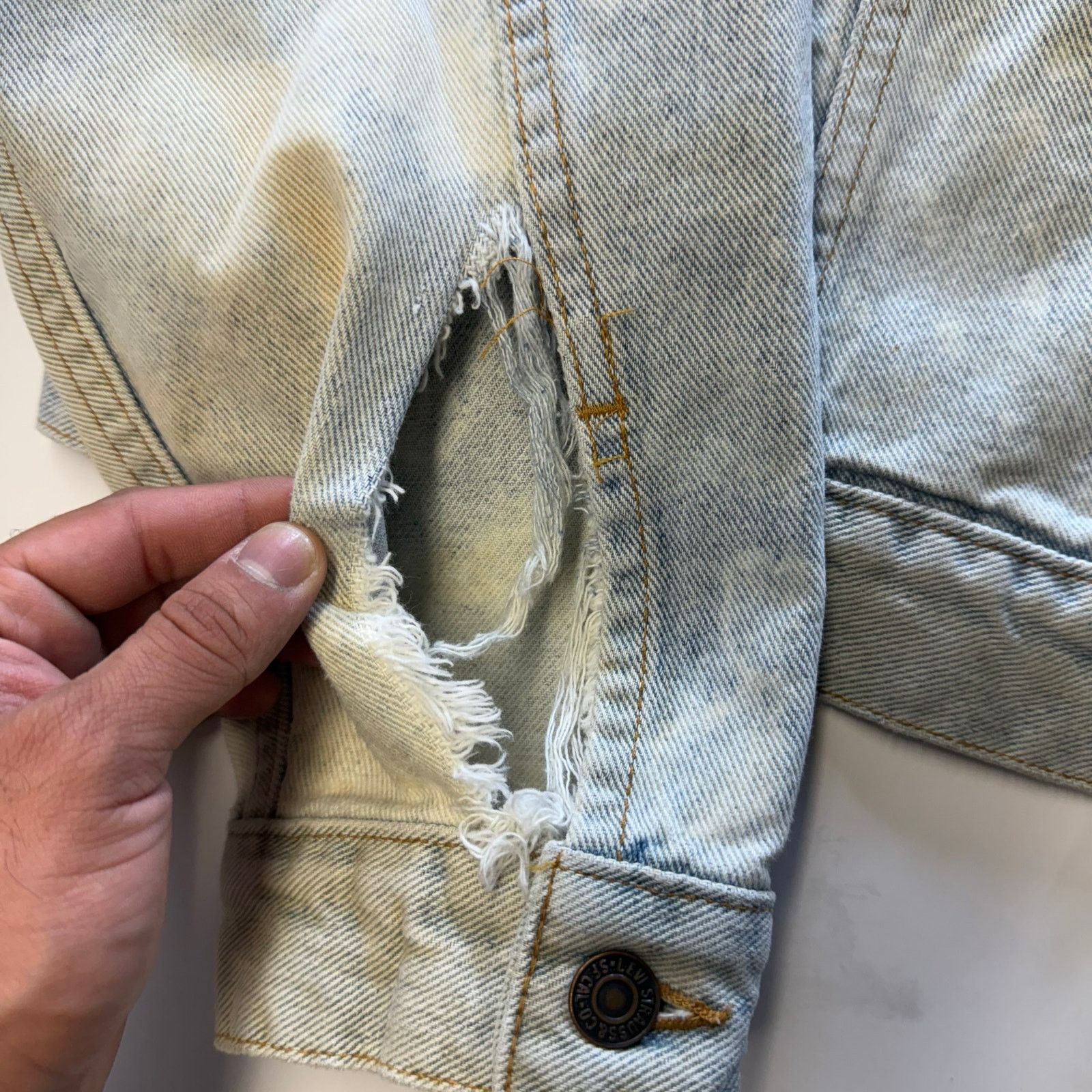 Levi's 90'S Levi's 70598-4834 Large Patch Denim Jacket Size Medium Size US M / EU 48-50 / 2 - 3 Thumbnail