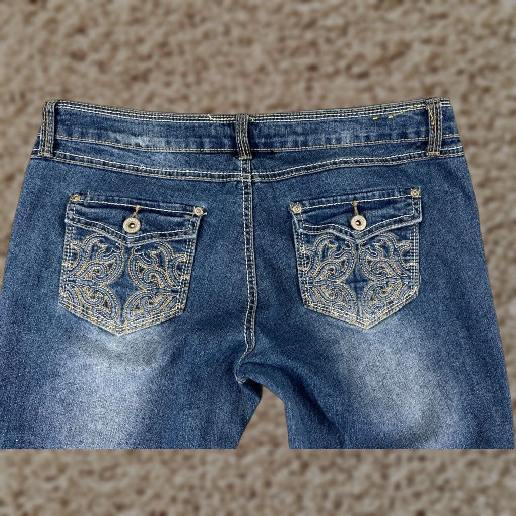 Vintage Rue21 Women's Capri Jeans Size 11 Blue Denim Embroidered Studded Cotton Blend Size 32" / US 10 / IT 46 - 1 Thumbnail