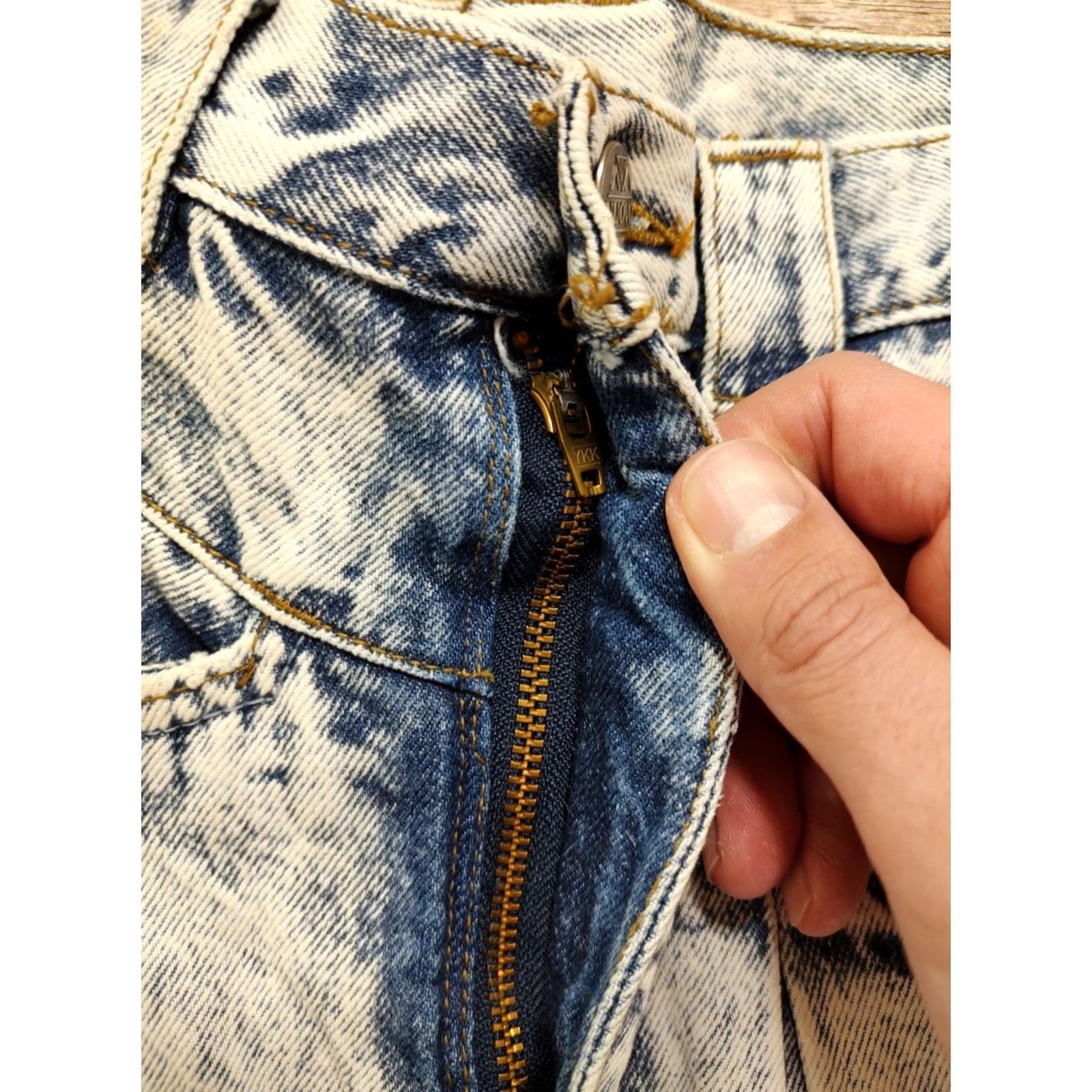 Denime VINTAGE NUOVO Jeans Denim Light Blue 80s Retro 90s Womens 1 24 in Tapered Pleated 27 in Inseam Slim Fit 100% Cotton Snap Button Closure Size 42" / US 20 - 6 Thumbnail