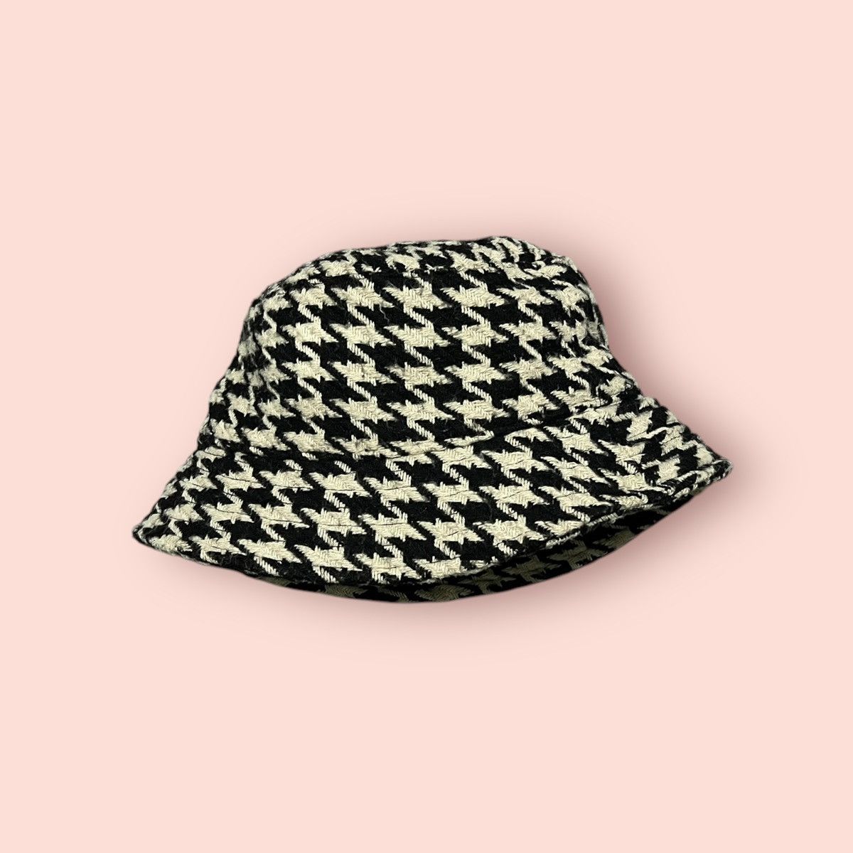 Edition Japan × H&M × L.O.G.G. VINTAGE H&M HOUNDSTOOTH BUCKET HAT Size ONE SIZE - 14 Thumbnail