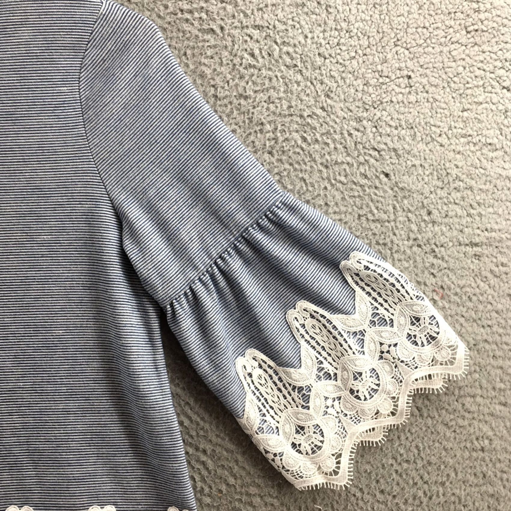 Vintage Chicos Blouse Top Womens 2P Petite Blue White Stripe Bell Sleeve Lace Hem Shirt Adult Regular Blue White Stripe Bell Sleeve Lace Hem Size XS / US 0-2 / IT 36-38 - 4 Thumbnail