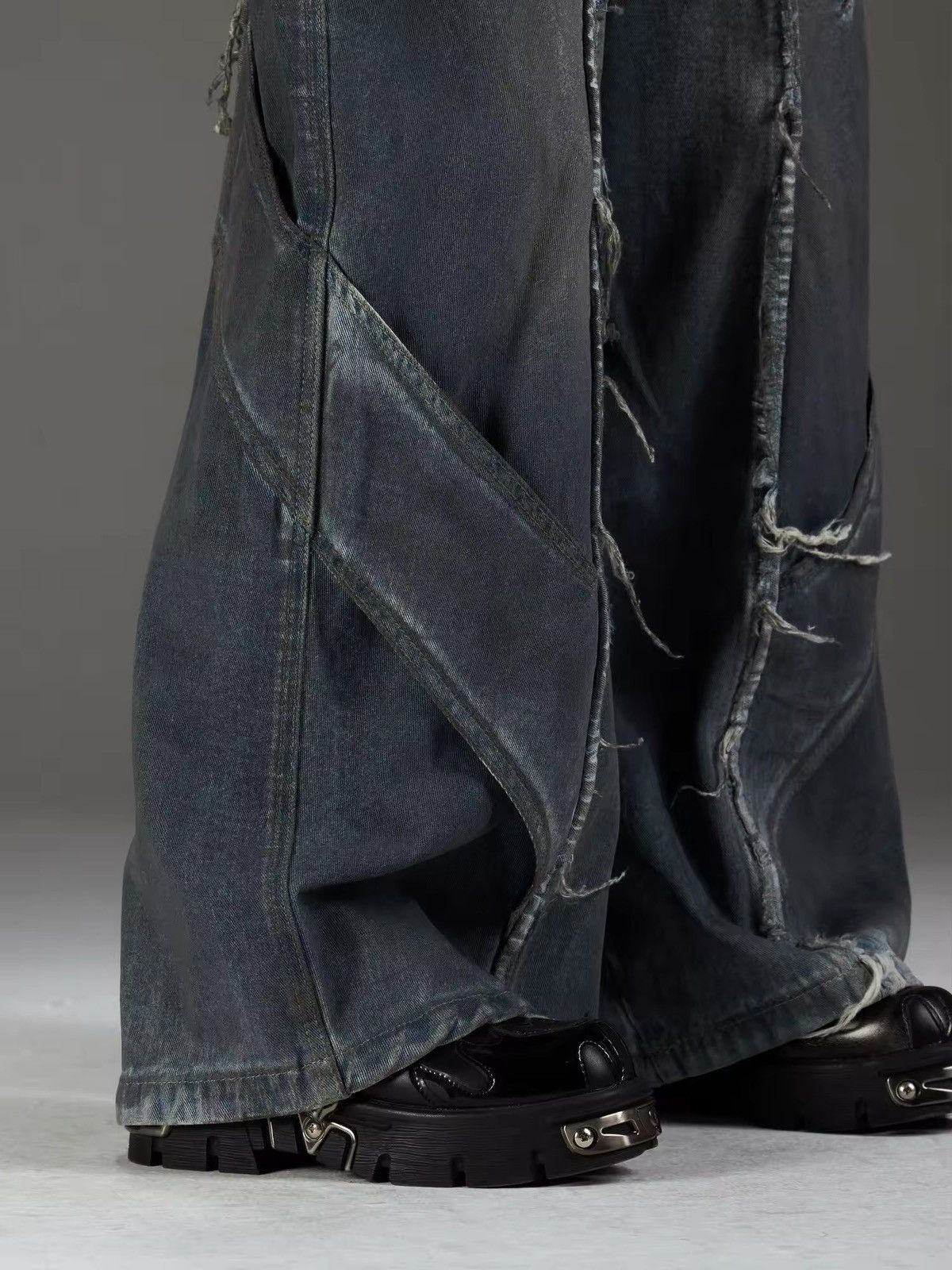 Designer × Jean Distressed Washed Deconstructed Patchwork Jeans y2k Pants Size US 28 / EU 44 - 4 Thumbnail