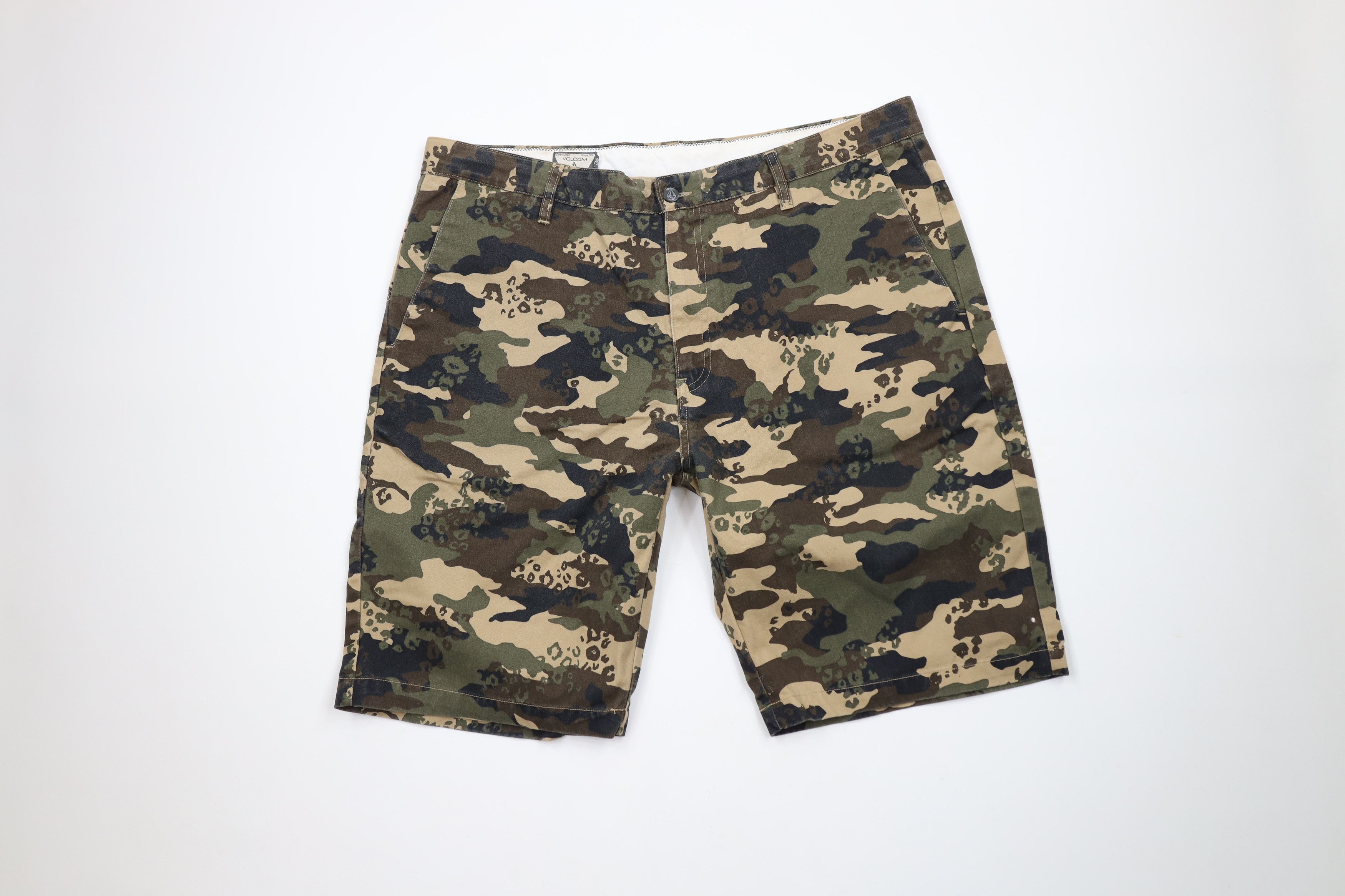 Vintage × Volcom Vintage Volcom Camouflage Skateboarding Chino Shorts Cotton Size US 38 / EU 54 - 1 Thumbnail