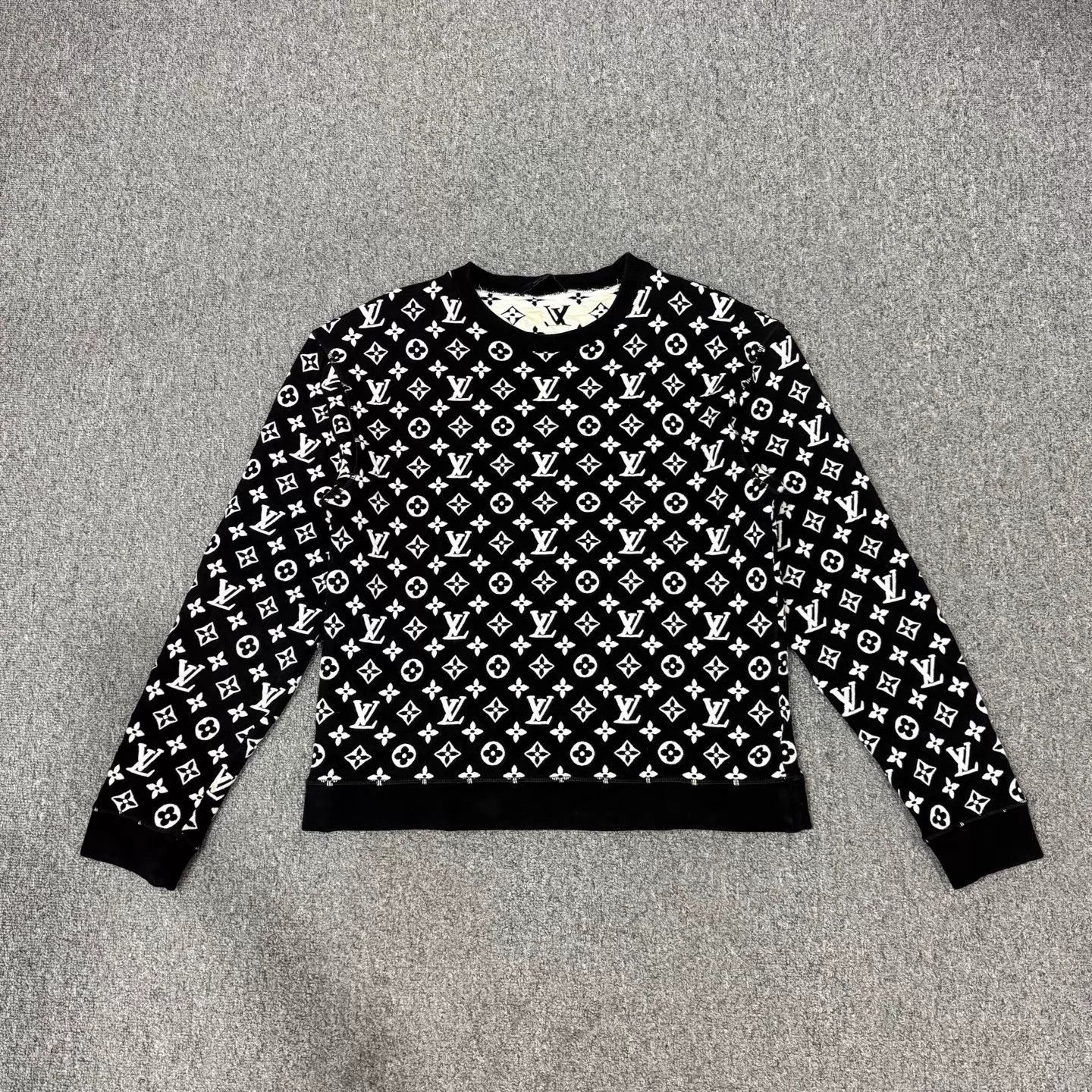 Louis Vuitton LV jacquard relief allover print sweatshirt S 95new Size US S / EU 44-46 / 1 - 1 Thumbnail