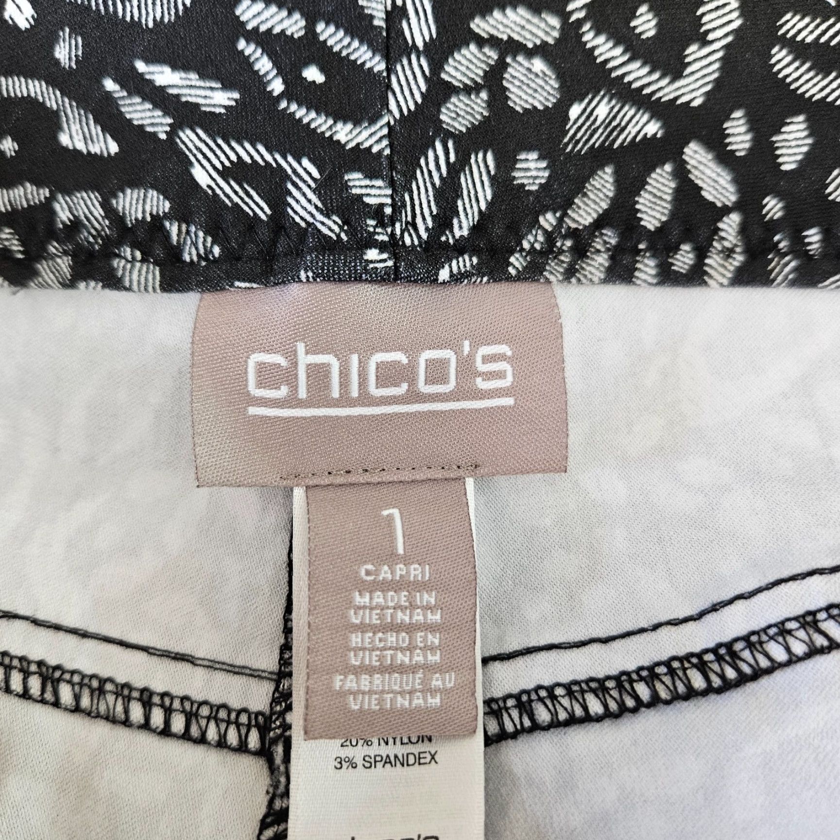 Vintage Chicos Womens Capri Pants Sz 8 Black White Animal Print Mid Rise Rayon Blend Capri Pants Womens 8 Black Animal Print 90s? Size 30" / US 8 / IT 44 - 7 Thumbnail