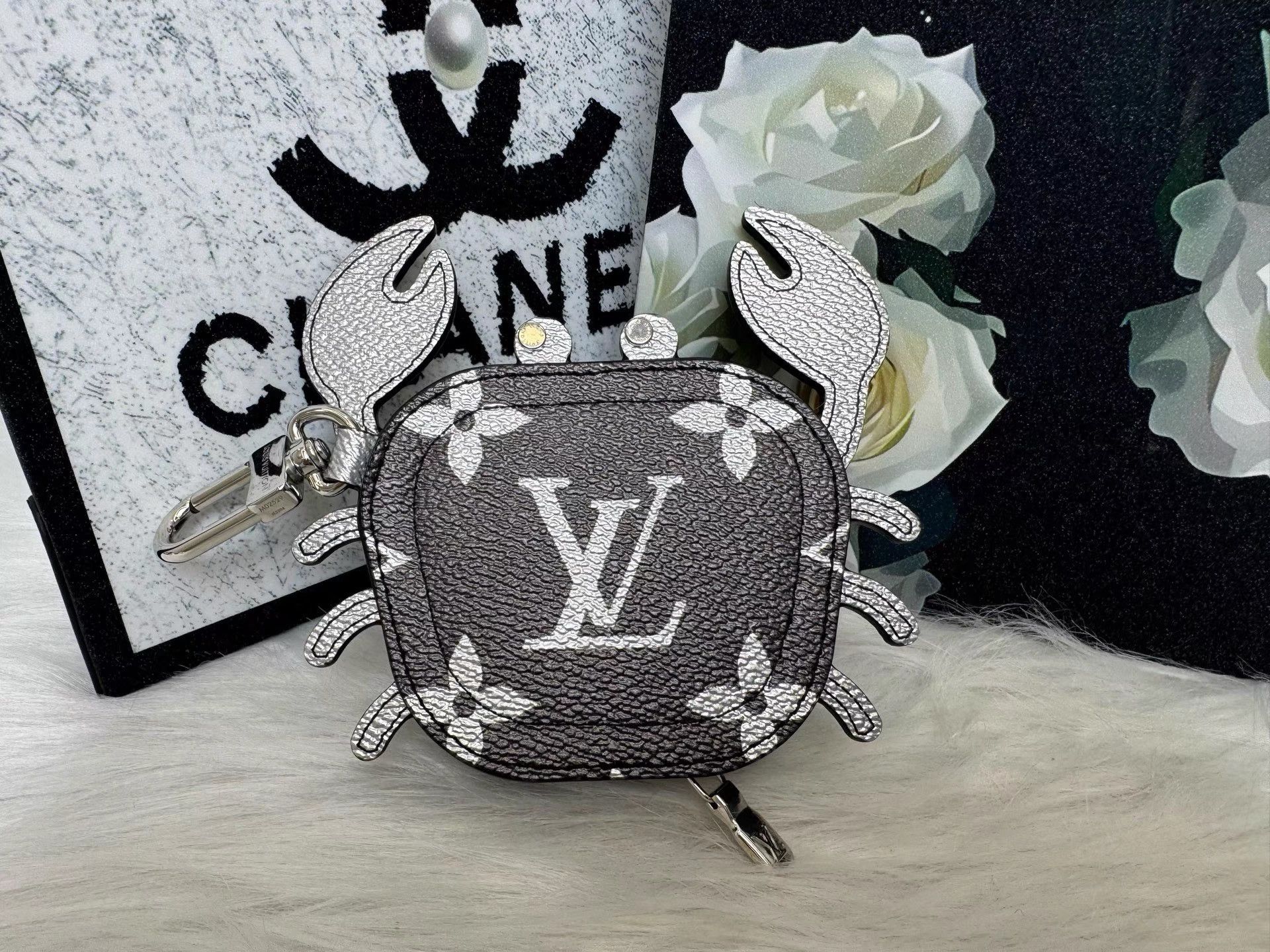 Louis Vuitton LV Crab Leather Earphone Pouch K36 Size ONE SIZE - 2 Thumbnail