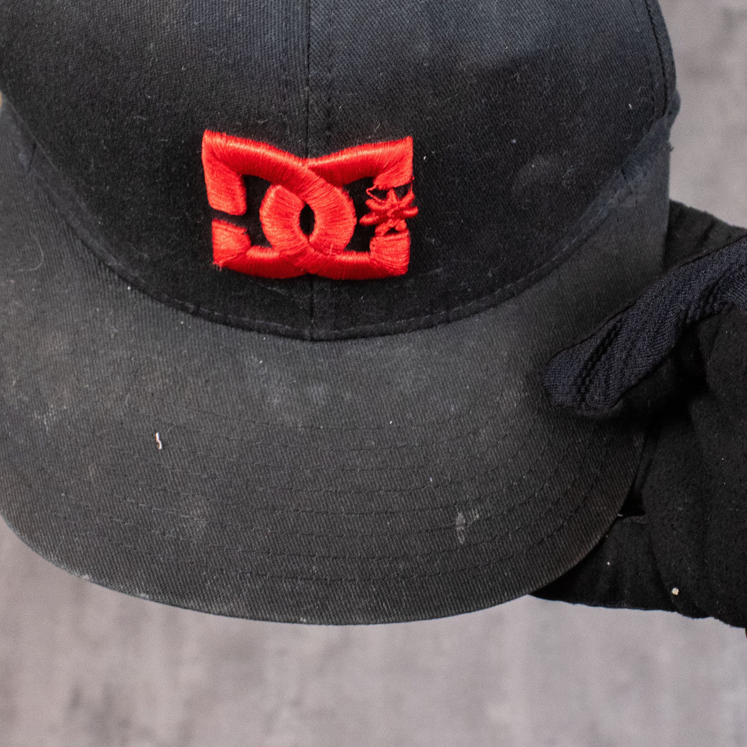 DC × Vintage Vintage VTG Y2K DC Shoes Fitted Faded Black Hat Size ONE SIZE - 4 Thumbnail