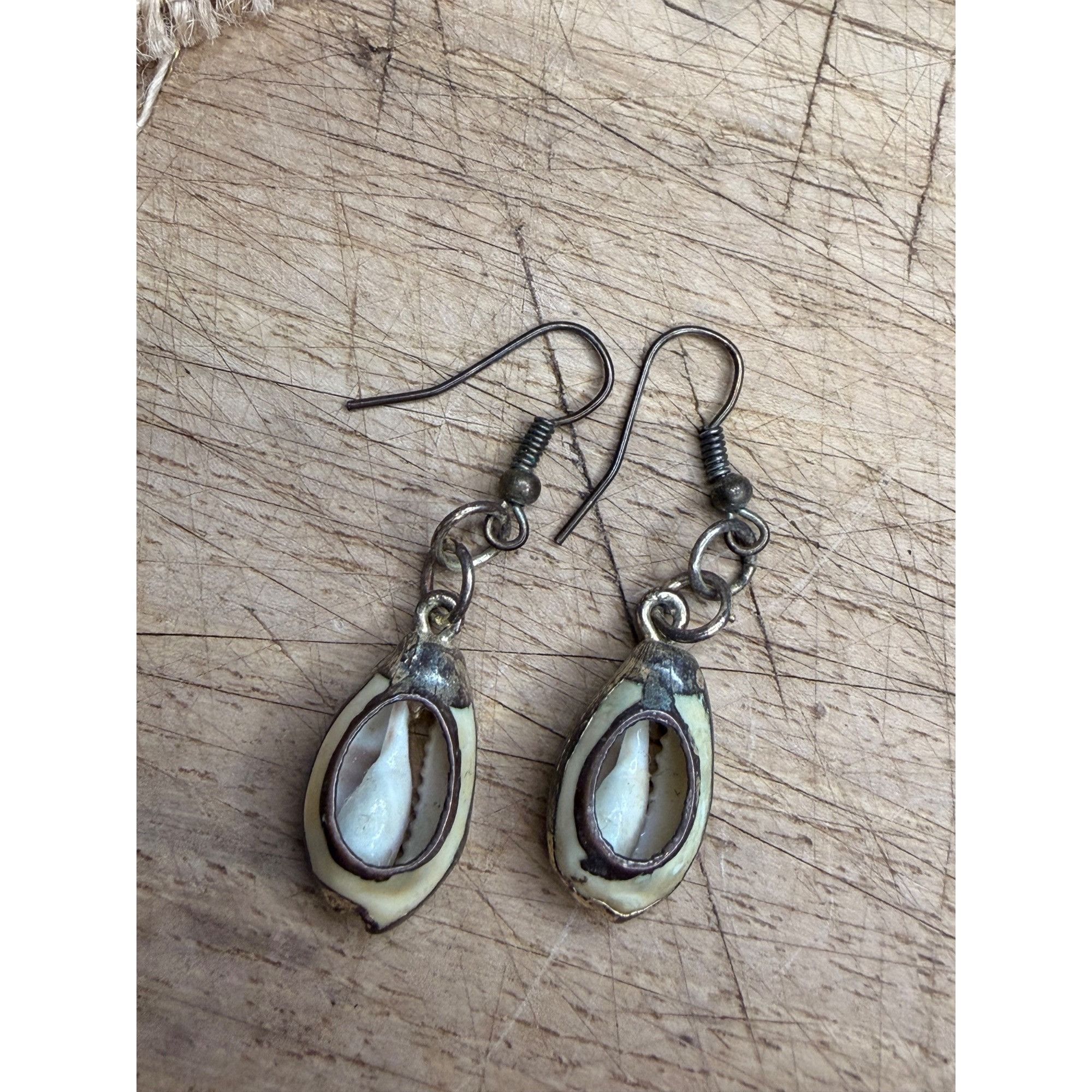 Other Vintage Cowrie Shell Dangle Earrings With Fishhook Backs Size ONE SIZE - 2 Thumbnail
