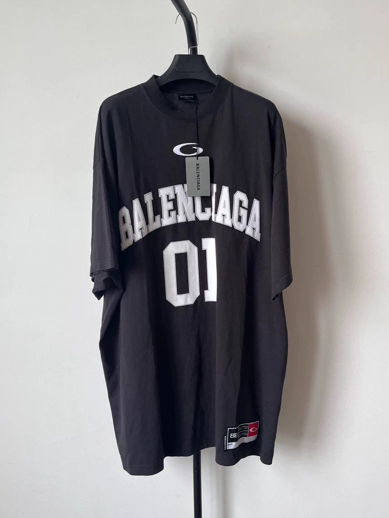 Balenciaga Balenciaga size 4 Monogrammed crewneck short sleeve T-shirt Size US L / EU 52-54 / 3 - 1 Thumbnail