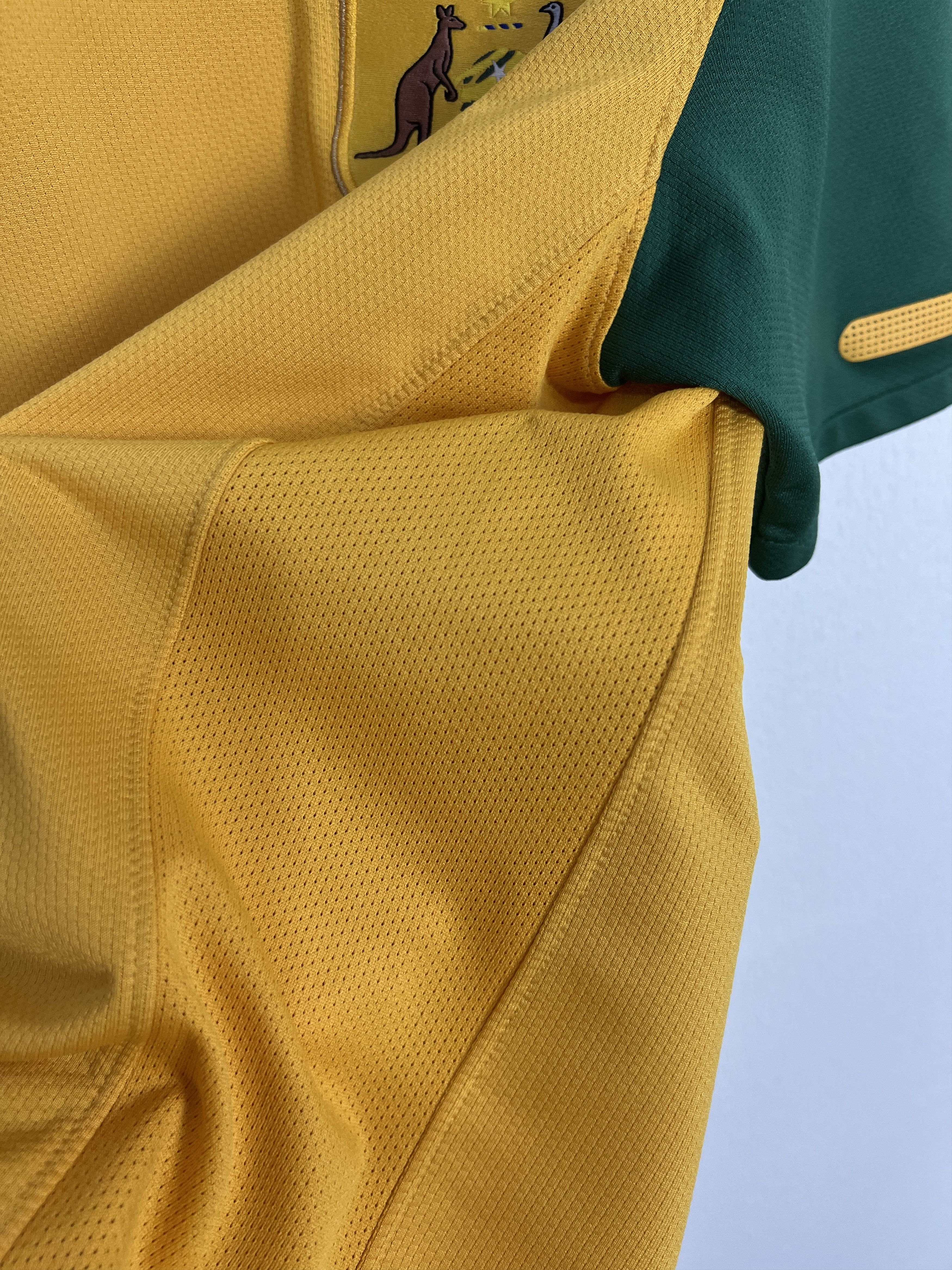 Nike Australia Home football shirt 2010 Soccer Nike Jersey Men Size US L / EU 52-54 / 3 - 6 Thumbnail