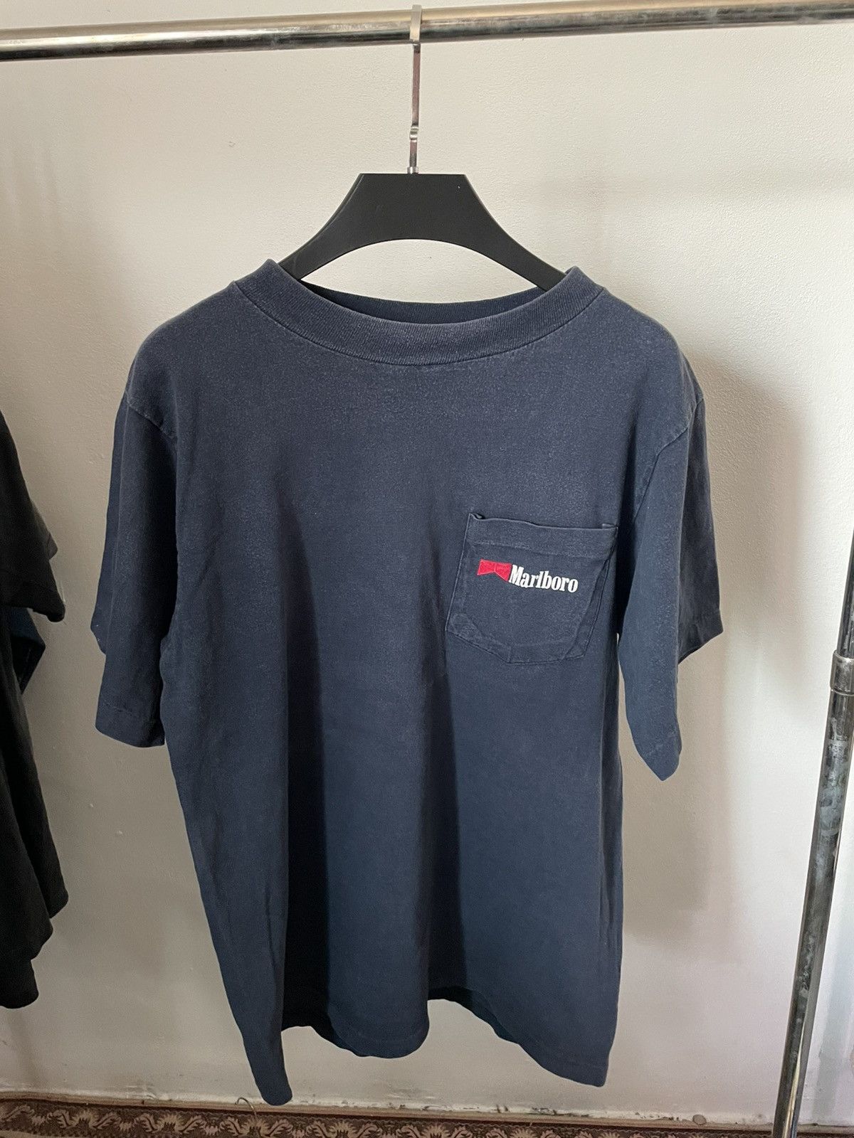 Vintage Vintage 90s Marlboro Logo Pocket T-Shirt – Sun Faded Size US L / EU 52-54 / 3 - 1 Thumbnail