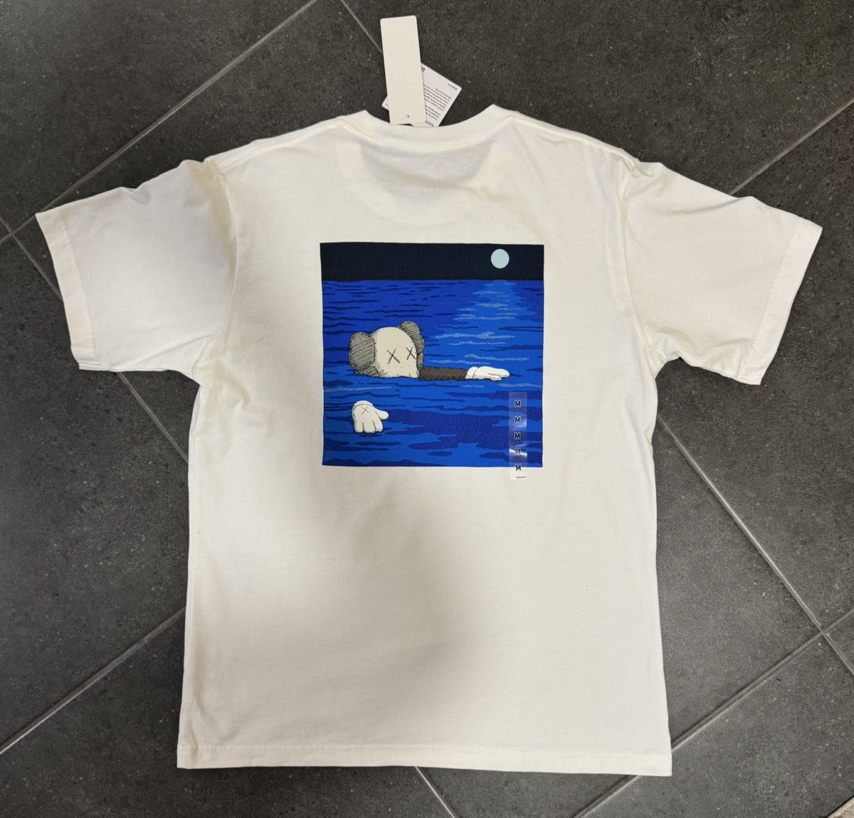 Kaws × Uniqlo KAWS x Uniqlo UT Artbook Cover Tee White | Size M Size US M / EU 48-50 / 2 - 1 Thumbnail