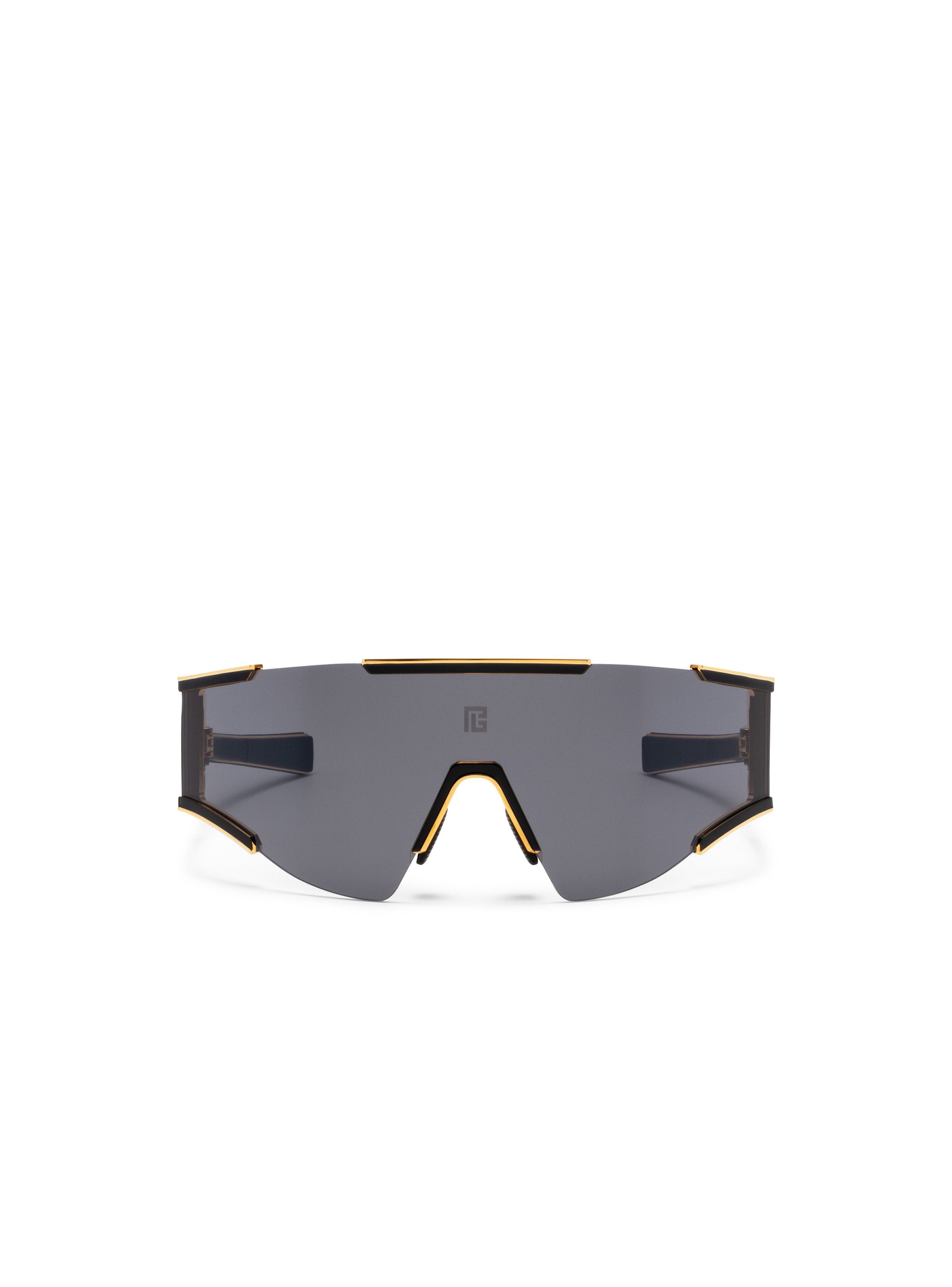o1s1wg111025 Size: OS/Fleche Sunglasses in Black/Golden
